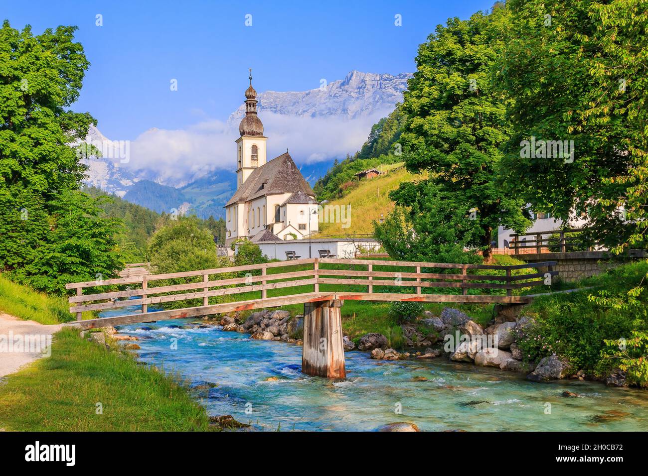 Nationalpark Berchtesgaden, Deutschland. Pfarrkirche St. Sebastian im Dorf Ramsau. Stockfoto