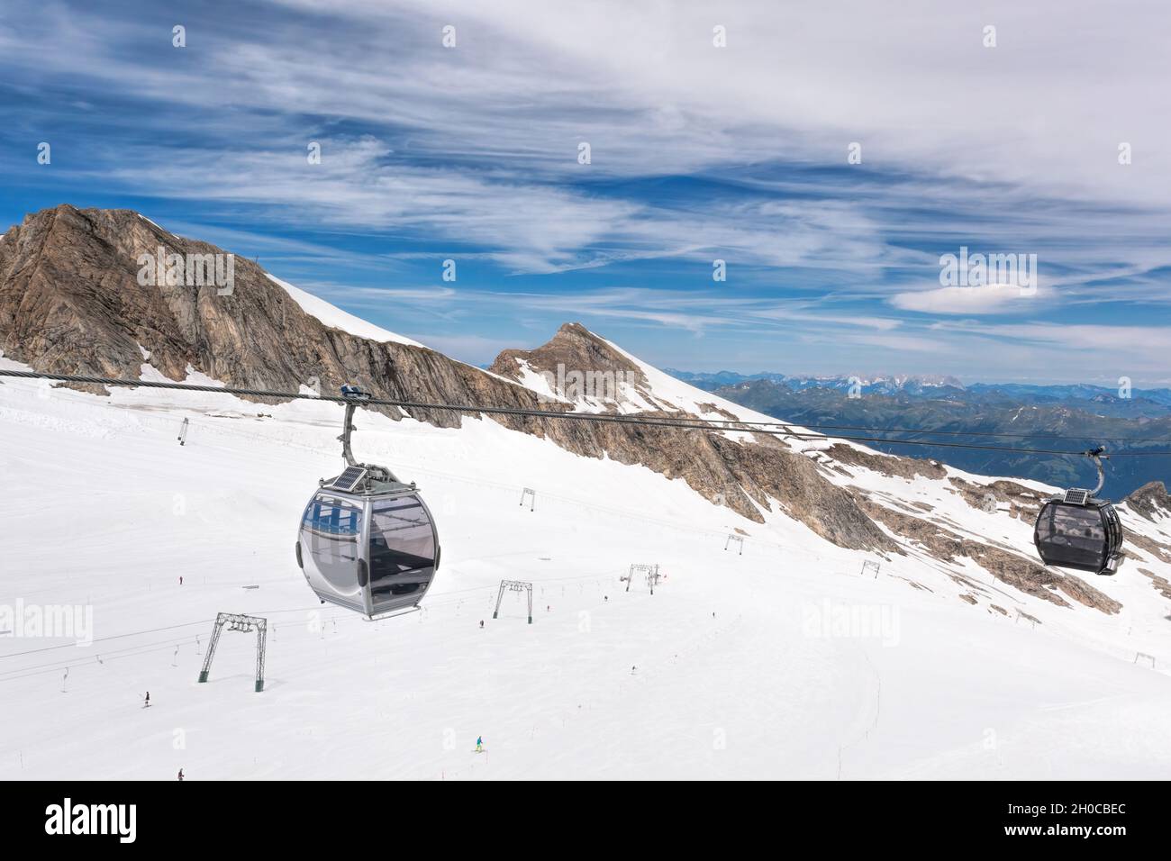 Skilifte, Seilbahn und Pisten in hohen Bergen. Kaprun Gletscher-Zell am See, Österreich. Stockfoto