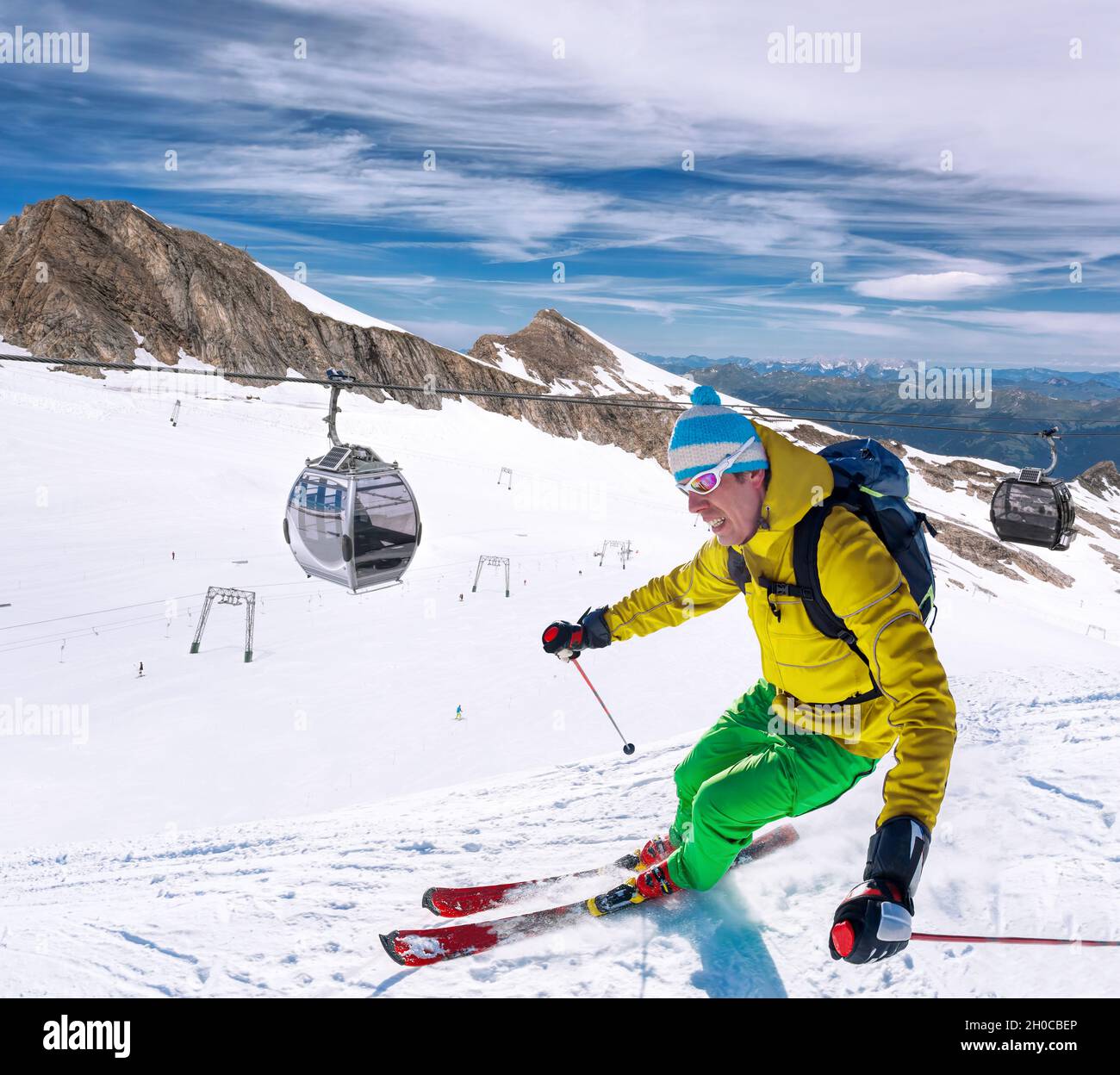 Skifahrer Skifahren bei sonnigem Tag in hohen Bergen, Kaprun Gletscher-Zell am See, Österreich Stockfoto