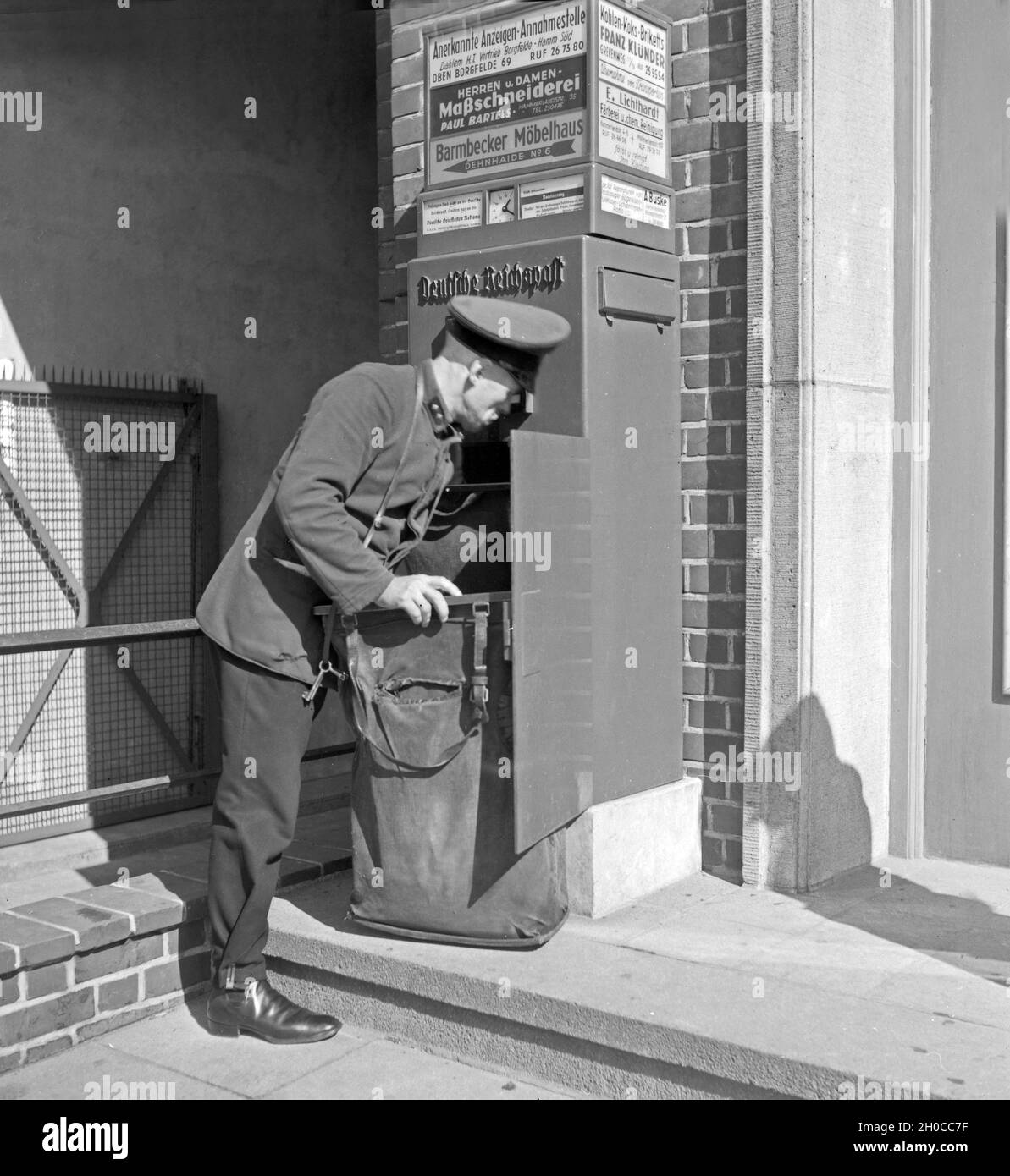 Ein Briefträger Bei Seiner Arbeit in der Stadt Hamburg, Deutschland, 1930er Jahre. Ein Postbote macht seinen Job in Hamburg, Deutschland der 1930er Jahre. Stockfoto