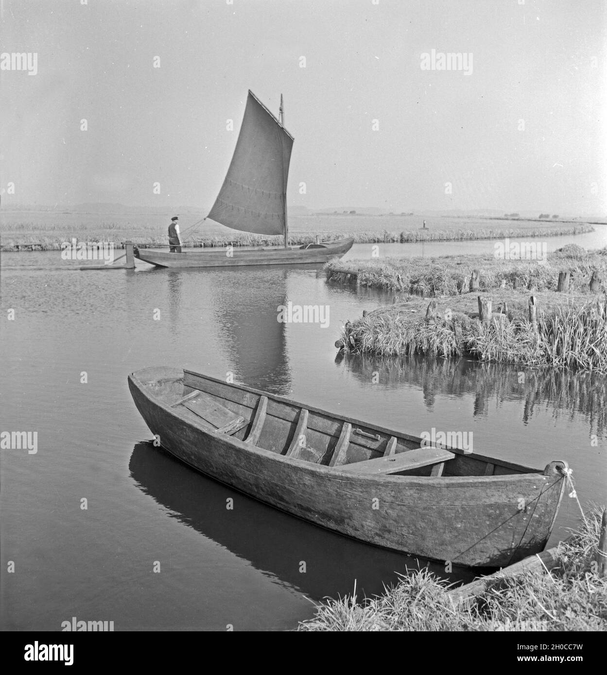 Segelboot auf der Hamme bei Worpswede, Deutschland 1930er Jahre. Segelboot auf Rover Hamme in der Nähe von Worpswede, Deutschland 1930. Stockfoto