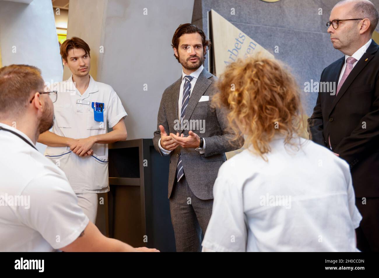 Prinz Carl Philip und Kreisgouverneur Carl Fredrik Graf mit Medizinstudenten am Universitätsspital in Linkoping, Schweden, am 12. Oktober 2021.der Prinz ist auf einem eintägigen Landkreis-Besuch im Ostergotland. Foto: Stefan Jerrevang / TT-Code 60160 Stockfoto