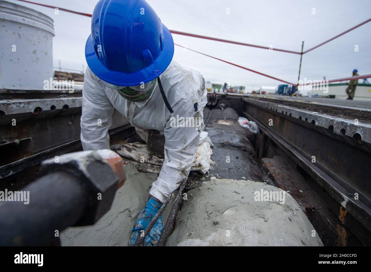 210121-N-XR893-0059 PORTSMOUTH, VA (Jan 21, 2021) Jason Sinclair, Coastal Marine Service Contractor aus Norfolk, Virginia, platziert auf einem Dampfrohr auf dem Flugdeck des Flugzeugträgers USS Harry S. Truman der Nimitz-Klasse (CVN 75). Truman befindet sich derzeit in der Norfolk Naval Shipyard für den ECIA-Zeitraum (Extended Carrier Incremental Availability). Stockfoto
