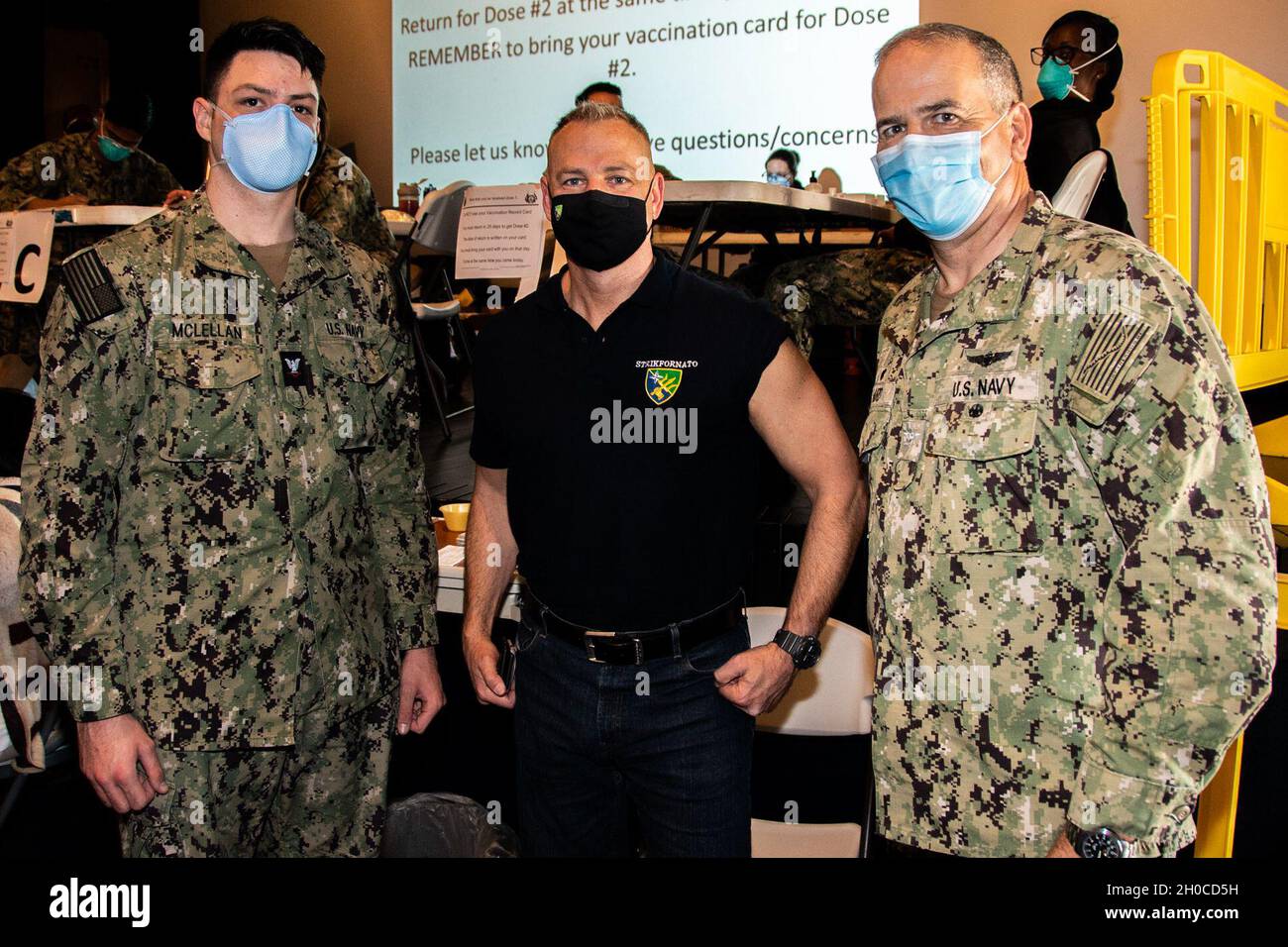 MARINESTÜTZPUNKT ROTA, Spanien (Jan 22, 2021) U.S. Marine Corps Brig. General Marcus Annibale, Stabschef der Naval Marking and Support Forces NATO, posiert für ein Foto mit Kapitän David Baird, Kommandant, Naval Station (NAVSTA) Rota, Spanien (rechts) und Hospital Corpsman 3rd Class Nichola McLellan (links), nachdem er den Impfstoff Moderna COVID-19 im Flix Theatre, NAVSTA Rota, erhalten hat, Am 22. Januar 2021. Das U.S. Naval Hospital (USNH) Rota hat begonnen, den Impfstoff im Rahmen der Impfkampagne an Gesundheitseinrichtungen und Ersthelfer zu verabreichen. Stockfoto