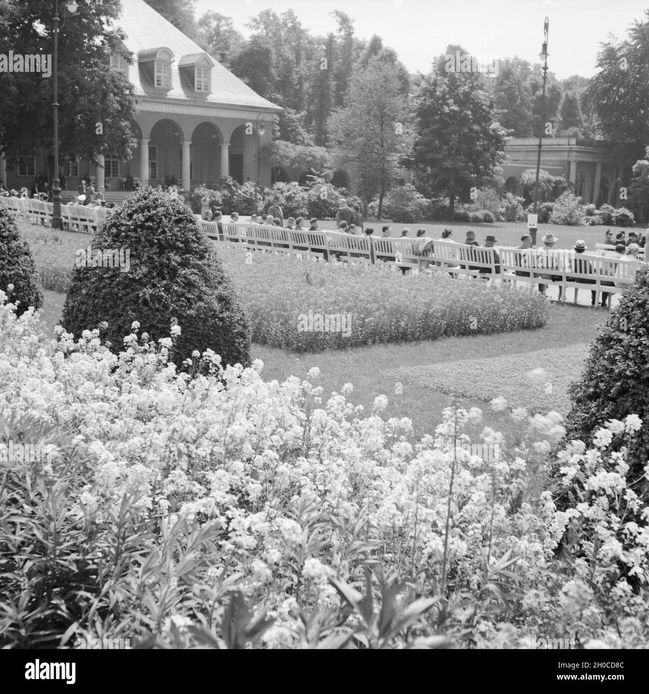 Kurgäste im Kurpark von Bad Pyrmont im Weserbergland, Deutschland 1930er Jahre. Wellness die Gäste im Kurpark von Bad Pyrmont an der Weser Hills, Deutschland 1930. Stockfoto