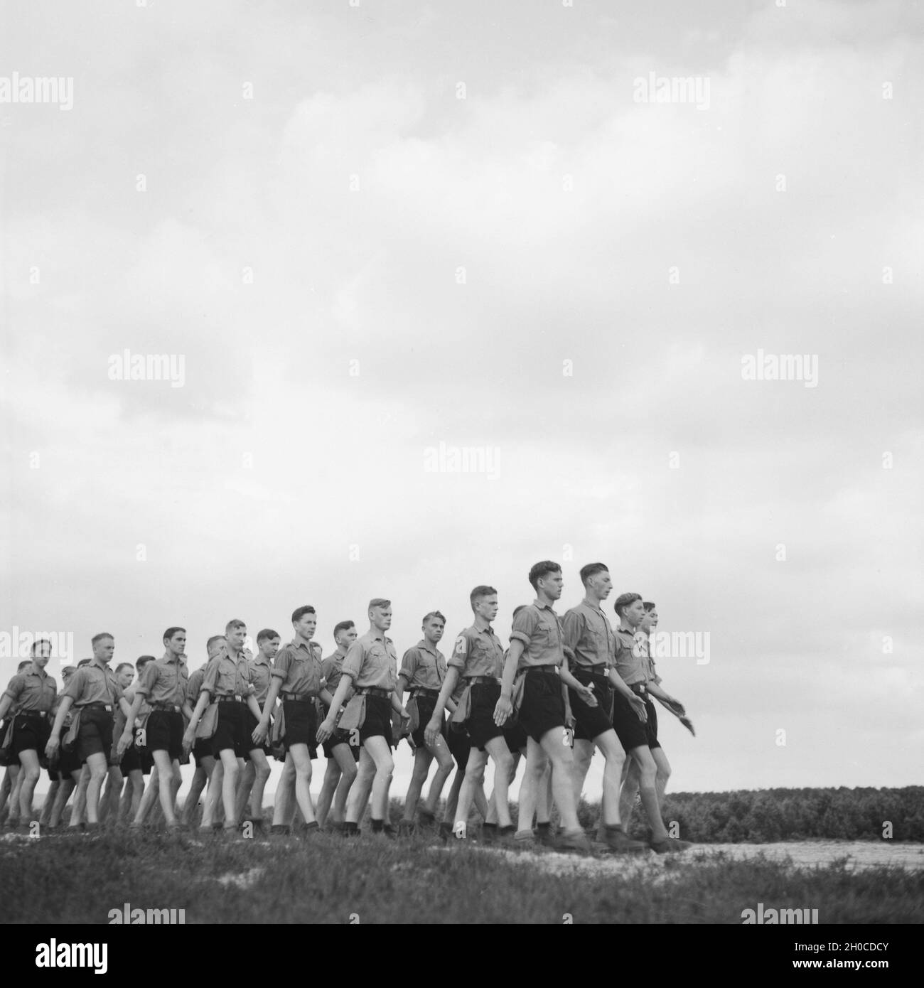 Hitlejugend marschiert in Reihen in Westfalen, Deutschland, 1930er Jahre. Hitler Jugend marschieren in Zeilen in Westfalen, Deutschland 1930. Stockfoto