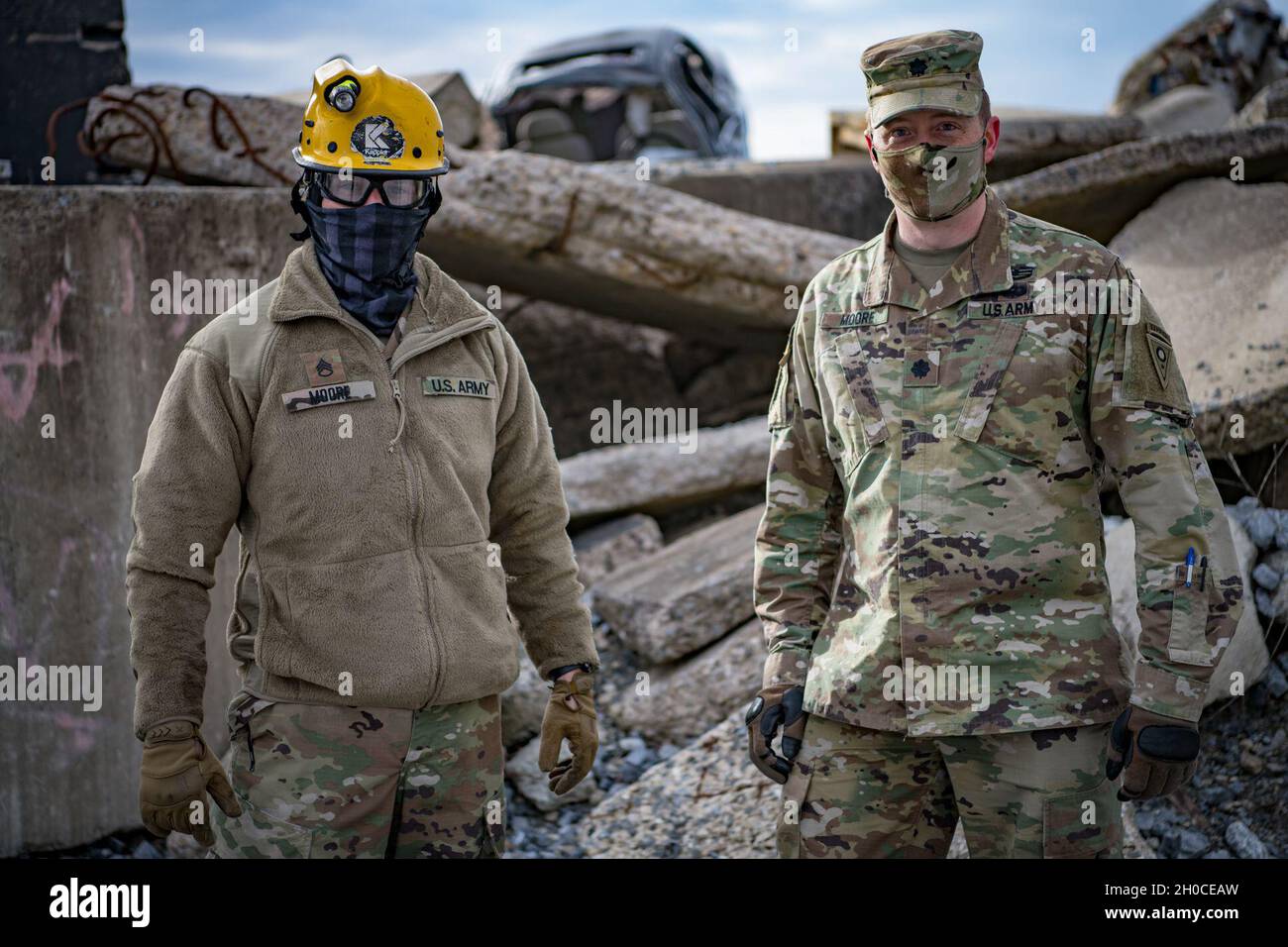Oberstleutnant Kyle Moore begrüßt Soldaten des Such- und Extraktionsteams der Ohio Homeland Response Force (HRF), die am 22. Januar 2021 an einen Ort in der Umgebung von Washington D.C. mobilisiert wurden, nachdem er vom Gouverneur von Ohio, Mike DeWine, aktiviert wurde, um die 59. Amtseinführung des Präsidenten zu unterstützen. Die HRF ist eine Einheit der Ohio National Guard, die sich auf die Rettung von Menschenleben und die Verringerung menschlichen Leids während eines natürlichen, von Menschen geschadenen oder terroristischen Vorfalls in den Vereinigten Staaten spezialisiert hat. Die HRF besteht aus Dekontamination, Such- und Extraktion, medizinischer Triage sowie Kommando- und Kontrollkapab Stockfoto