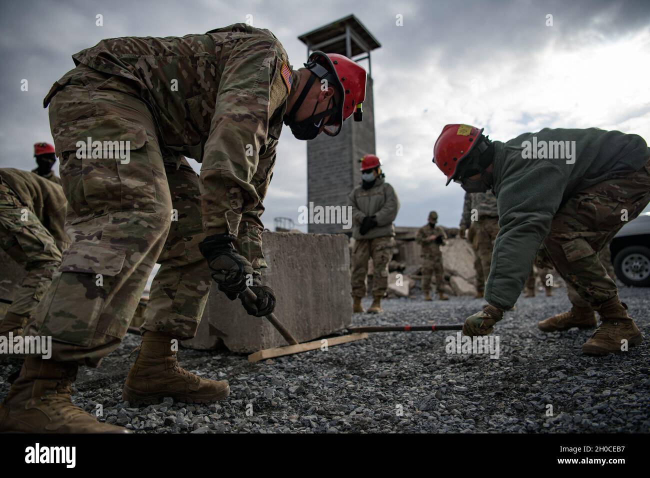 Soldaten des Such- und Extraktionsteams der Ohio Homeland Response Force (HRF) führen am 22. Januar 2021 Trainingsübungen durch, während sie an einen Ort in der Umgebung von Washington D.C. gebracht wurden, nachdem sie vom Gouverneur von Ohio, Mike DeWine, aktiviert wurden, um die 59. Amtseinführung des Präsidenten zu unterstützen. Die HRF ist eine Einheit der Ohio National Guard, die sich auf die Rettung von Menschenleben und die Verringerung menschlichen Leids während eines natürlichen, von Menschen geschadenen oder terroristischen Vorfalls in den Vereinigten Staaten spezialisiert hat. Die HRF besteht aus Dekontamination, Suche und Extraktion, medizinischer Triage sowie Befehls- und Kontrollfunktionen zur Unterstützung des zivilen Authos Stockfoto