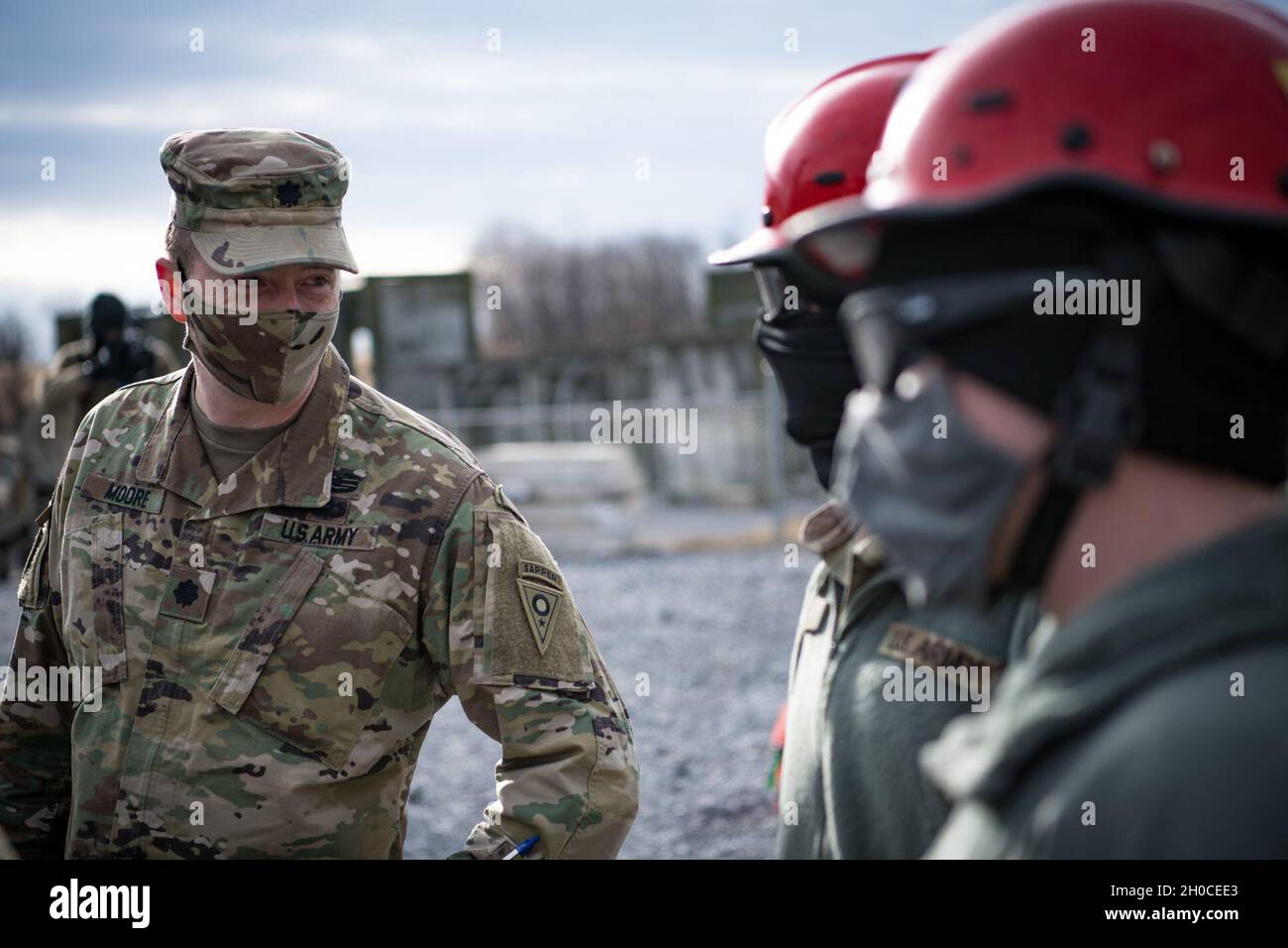 Oberstleutnant Kyle Moore begrüßt Soldaten des Such- und Extraktionsteams der Ohio Homeland Response Force (HRF), die am 22. Januar 2021 an einen Ort in der Umgebung von Washington D.C. mobilisiert wurden, nachdem er vom Gouverneur von Ohio, Mike DeWine, aktiviert wurde, um die 59. Amtseinführung des Präsidenten zu unterstützen. Die HRF ist eine Einheit der Ohio National Guard, die sich auf die Rettung von Menschenleben und die Verringerung menschlichen Leids während eines natürlichen, von Menschen geschadenen oder terroristischen Vorfalls in den Vereinigten Staaten spezialisiert hat. Die HRF besteht aus Dekontamination, Such- und Extraktion, medizinischer Triage sowie Kommando- und Kontrollkapab Stockfoto