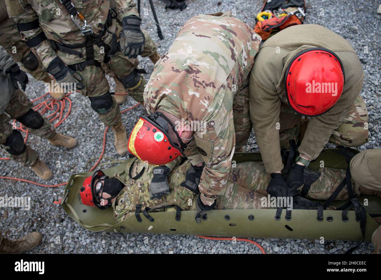 Soldaten des Such- und Extraktionsteams der Ohio Homeland Response Force (HRF) führen am 22. Januar 2021 Trainingsübungen durch, während sie an einen Ort in der Umgebung von Washington D.C. gebracht wurden, nachdem sie vom Gouverneur von Ohio, Mike DeWine, aktiviert wurden, um die 59. Amtseinführung des Präsidenten zu unterstützen. Die HRF ist eine Einheit der Ohio National Guard, die sich auf die Rettung von Menschenleben und die Verringerung menschlichen Leids während eines natürlichen, von Menschen geschadenen oder terroristischen Vorfalls in den Vereinigten Staaten spezialisiert hat. Die HRF besteht aus Dekontamination, Suche und Extraktion, medizinischer Triage sowie Befehls- und Kontrollfunktionen zur Unterstützung des zivilen Authos Stockfoto