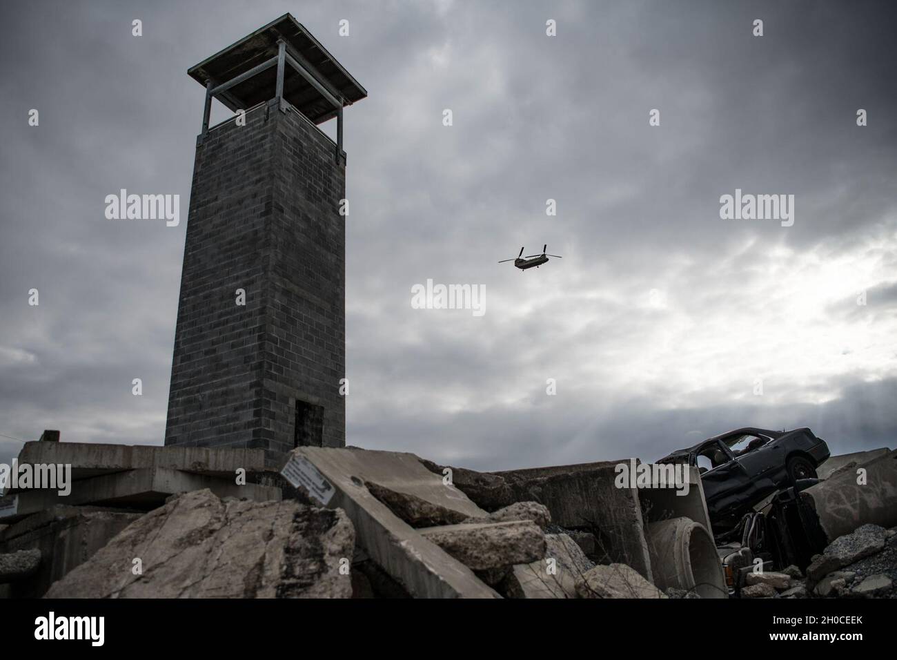 Soldaten des Such- und Extraktionsteams der Ohio Homeland Response Force (HRF) führen am 22. Januar 2021 Trainingsübungen durch, während sie an einen Ort in der Umgebung von Washington D.C. gebracht wurden, nachdem sie vom Gouverneur von Ohio, Mike DeWine, aktiviert wurden, um die 59. Amtseinführung des Präsidenten zu unterstützen. Die HRF ist eine Einheit der Ohio National Guard, die sich auf die Rettung von Menschenleben und die Verringerung menschlichen Leids während eines natürlichen, von Menschen geschadenen oder terroristischen Vorfalls in den Vereinigten Staaten spezialisiert hat. Die HRF besteht aus Dekontamination, Suche und Extraktion, medizinischer Triage sowie Befehls- und Kontrollfunktionen zur Unterstützung des zivilen Authos Stockfoto