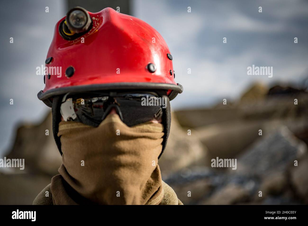 Soldaten des Such- und Extraktionsteams der Ohio Homeland Response Force (HRF) führen am 22. Januar 2021 Trainingsübungen durch, während sie an einen Ort in der Umgebung von Washington D.C. gebracht wurden, nachdem sie vom Gouverneur von Ohio, Mike DeWine, aktiviert wurden, um die 59. Amtseinführung des Präsidenten zu unterstützen. Die HRF ist eine Einheit der Ohio National Guard, die sich auf die Rettung von Menschenleben und die Verringerung menschlichen Leids während eines natürlichen, von Menschen geschadenen oder terroristischen Vorfalls in den Vereinigten Staaten spezialisiert hat. Die HRF besteht aus Dekontamination, Suche und Extraktion, medizinischer Triage sowie Befehls- und Kontrollfunktionen zur Unterstützung des zivilen Authos Stockfoto