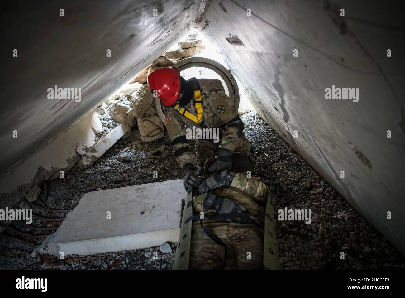 Soldaten des Such- und Extraktionsteams der Ohio Homeland Response Force (HRF) führen am 22. Januar 2021 Trainingsübungen durch, während sie an einen Ort in der Umgebung von Washington D.C. gebracht wurden, nachdem sie vom Gouverneur von Ohio, Mike DeWine, aktiviert wurden, um die 59. Amtseinführung des Präsidenten zu unterstützen. Die HRF ist eine Einheit der Ohio National Guard, die sich auf die Rettung von Menschenleben und die Verringerung menschlichen Leids während eines natürlichen, von Menschen geschadenen oder terroristischen Vorfalls in den Vereinigten Staaten spezialisiert hat. Die HRF besteht aus Dekontamination, Suche und Extraktion, medizinischer Triage sowie Befehls- und Kontrollfunktionen zur Unterstützung des zivilen Authos Stockfoto