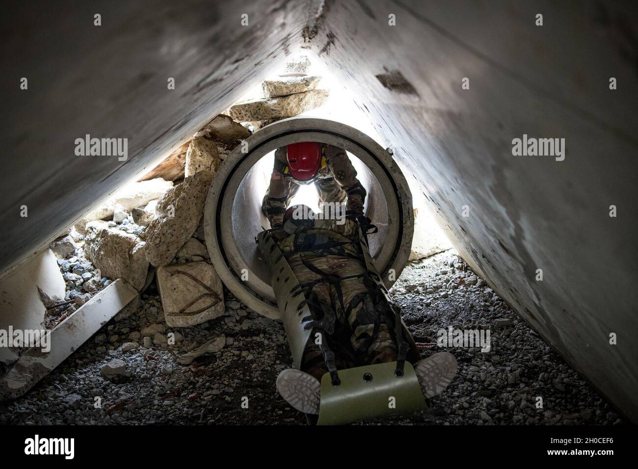 Soldaten des Such- und Extraktionsteams der Ohio Homeland Response Force (HRF) führen am 22. Januar 2021 Trainingsübungen durch, während sie an einen Ort in der Umgebung von Washington D.C. gebracht wurden, nachdem sie vom Gouverneur von Ohio, Mike DeWine, aktiviert wurden, um die 59. Amtseinführung des Präsidenten zu unterstützen. Die HRF ist eine Einheit der Ohio National Guard, die sich auf die Rettung von Menschenleben und die Verringerung menschlichen Leids während eines natürlichen, von Menschen geschadenen oder terroristischen Vorfalls in den Vereinigten Staaten spezialisiert hat. Die HRF besteht aus Dekontamination, Suche und Extraktion, medizinischer Triage sowie Befehls- und Kontrollfunktionen zur Unterstützung des zivilen Authos Stockfoto