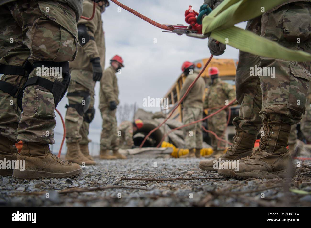 Soldaten des Such- und Extraktionsteams der Ohio Homeland Response Force (HRF) führen am 22. Januar 2021 Trainingsübungen durch, während sie an einen Ort in der Umgebung von Washington D.C. gebracht wurden, nachdem sie vom Gouverneur von Ohio, Mike DeWine, aktiviert wurden, um die 59. Amtseinführung des Präsidenten zu unterstützen. Die HRF ist eine Einheit der Ohio National Guard, die sich auf die Rettung von Menschenleben und die Verringerung menschlichen Leids während eines natürlichen, von Menschen geschadenen oder terroristischen Vorfalls in den Vereinigten Staaten spezialisiert hat. Die HRF besteht aus Dekontamination, Suche und Extraktion, medizinischer Triage sowie Befehls- und Kontrollfunktionen zur Unterstützung des zivilen Authos Stockfoto