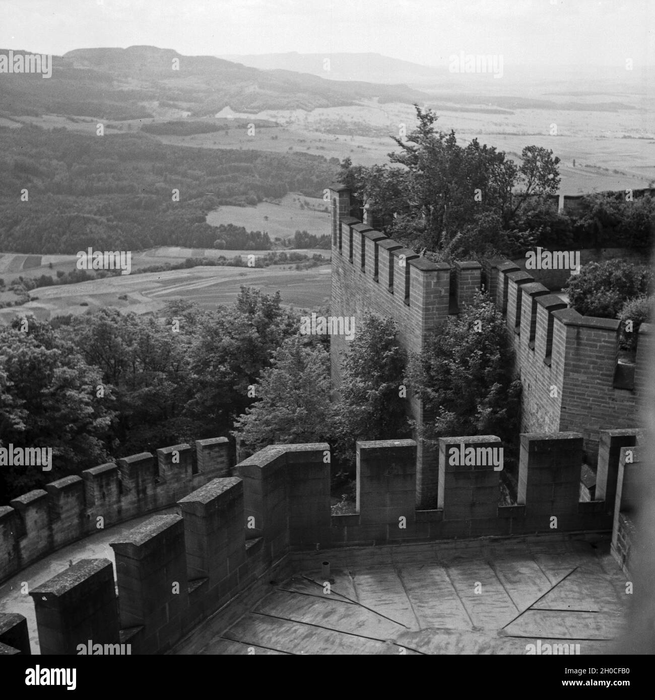 Auf der Burg Hohenzollern, Stammsitz des ehem. regierenden Kaiserhauses, zwischen Hechingen und Bisingen, Deutschland 1930er Jahre. Schloss Hohenzollern, Stammsitz der letzten deutschen Kaiserfamilie, Deutschland 1930er Jahre. Stockfoto