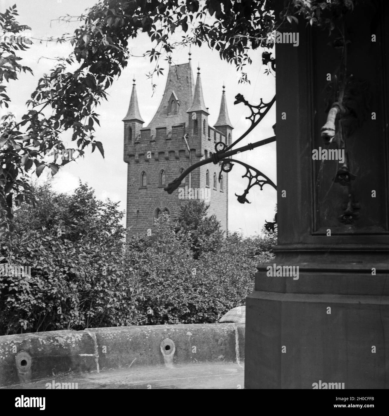 Auf der Burg Hohenzollern, Stammsitz des ehem. regierenden Kaiserhauses, zwischen Hechingen und Bisingen, Deutschland 1930er Jahre. Schloss Hohenzollern, Stammsitz der letzten deutschen Kaiserfamilie, Deutschland 1930er Jahre. Stockfoto