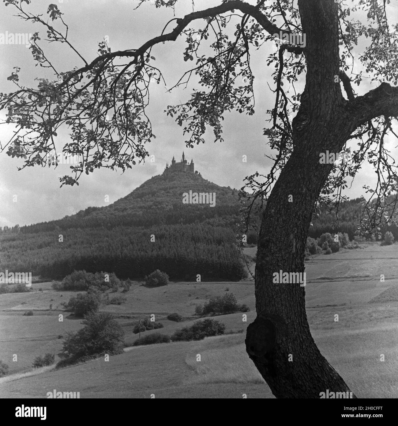 Auf der Burg Hohenzollern, Stammsitz des ehem. regierenden Kaiserhauses, zwischen Hechingen und Bisingen, Deutschland 1930er Jahre. Schloss Hohenzollern, Stammsitz der letzten deutschen Kaiserfamilie, Deutschland 1930er Jahre. Stockfoto