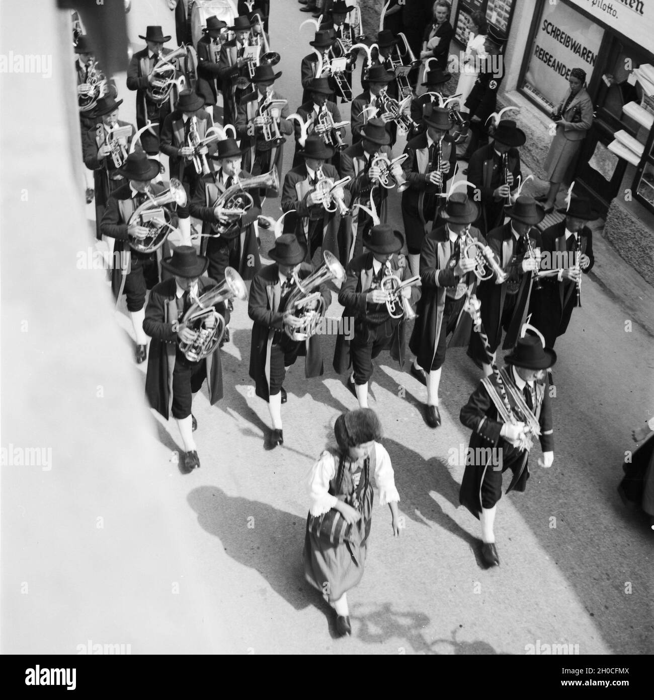 Eine Musikkapelle Zieht Durch Innsbruck in Österreich, Deutschland, 1930er Jahre. Eine Blaskapelle auf seinem Weg durch Innsbruck in Österreich, Deutschland der 1930er Jahre. Stockfoto