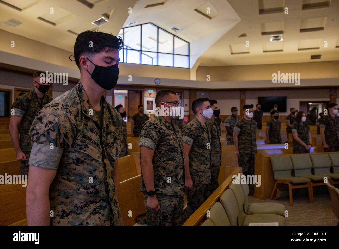 US-Marineinfanteristen aus der gesamten Marine Corps Base Hawaii stehen für die Anrufung des Kaplan während des MCBH Corporal’s Course Graduation, MCBH, 22. Januar 2021. Der MCBH-Kurs vermittelt den Studenten die grundlegenden Kenntnisse und Fähigkeiten, die notwendig sind, um erfolgreiche Führungskräfte in kleinen Einheiten zu werden, indem virtuelle Kurse und Lektionen genutzt werden, um die Ausbreitung von COVID-19 zu mildern. Stockfoto