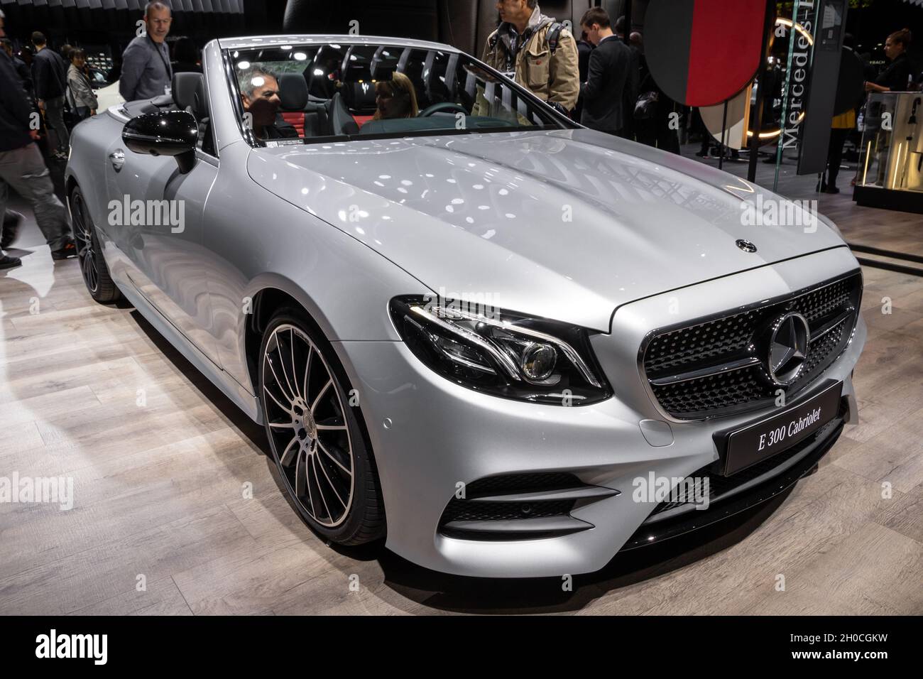Mercedes-Benz E-class E 300 Cabriolet präsentiert auf dem Pariser Automobilsalon. Paris, Frankreich - 2. Oktober 2018. Stockfoto