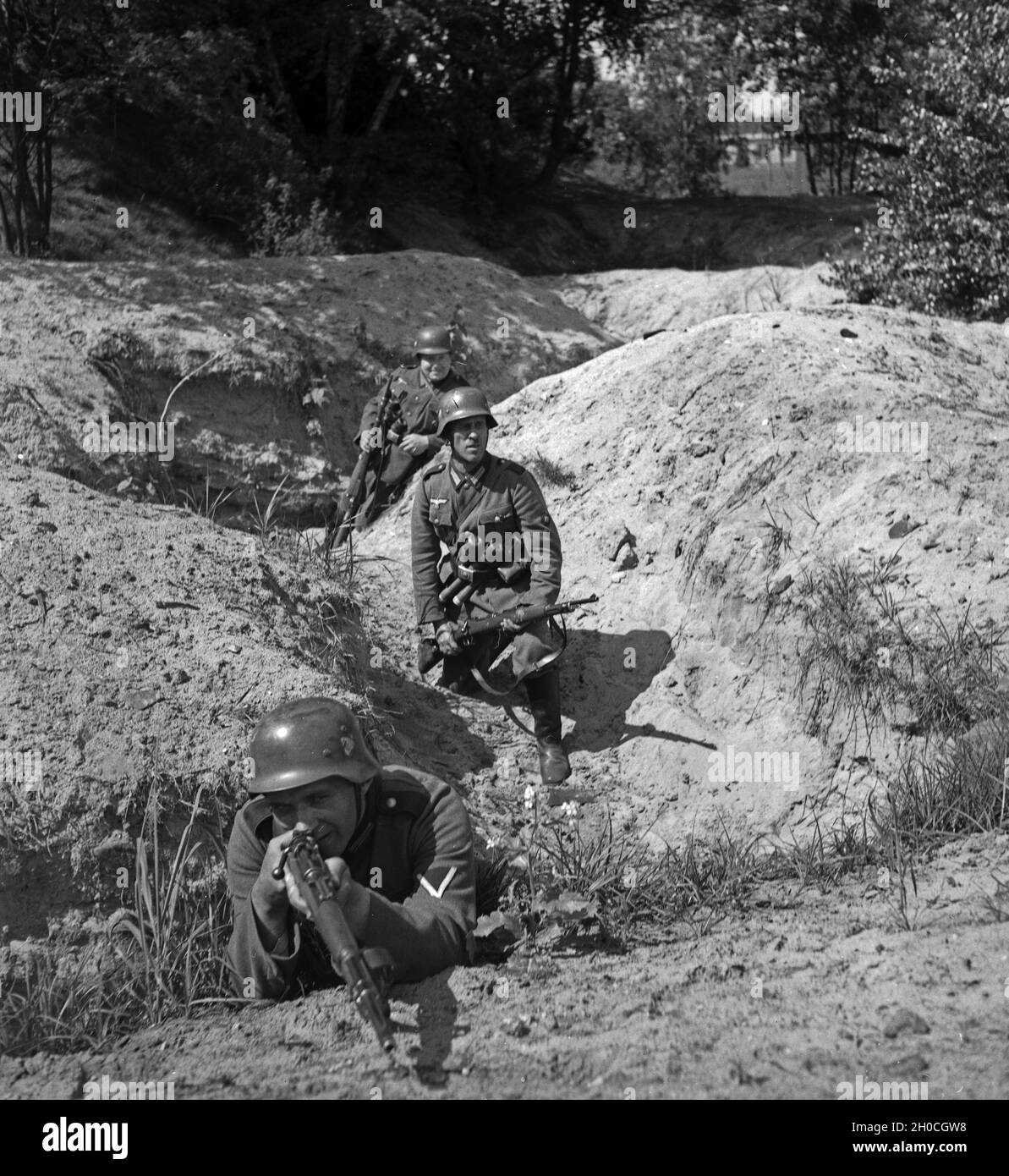 Soldaten der Wehrmacht bei einer Geländeübung, Deutschland 1930er Jahre. Wehrmachtssoldaten trainieren auf einem Übungsplatz, Deutschland 1930er Jahre. Stockfoto