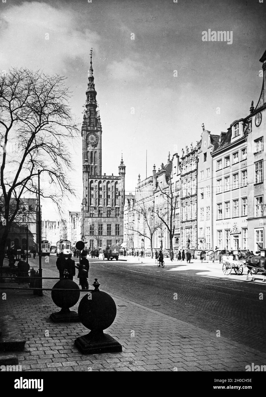 Impression aus der Freien Stadt Danzig, hier Deutscher Ring und langer Markt mit Rathaus, Deutschland 1930er Jahre. Eindruck aus der Stadt Danzig, hier Deutscher Ring mit langer Markt und Rathaus, Deutschland 1930er Jahre. Stockfoto