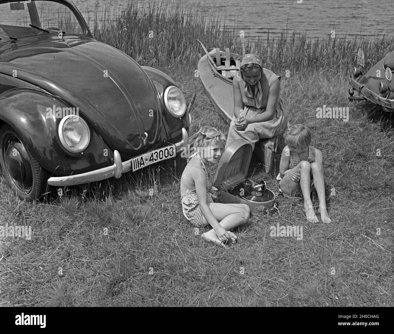 Unterwegs mit dem KdF-Wagen, dem Volkswagen Käfer, Deutschland 1930er Jahre. Reisen mit dem Auto im Volkswagen Käfer, oder "KdF Auto", Deutschland 1930er Jahre. Stockfoto