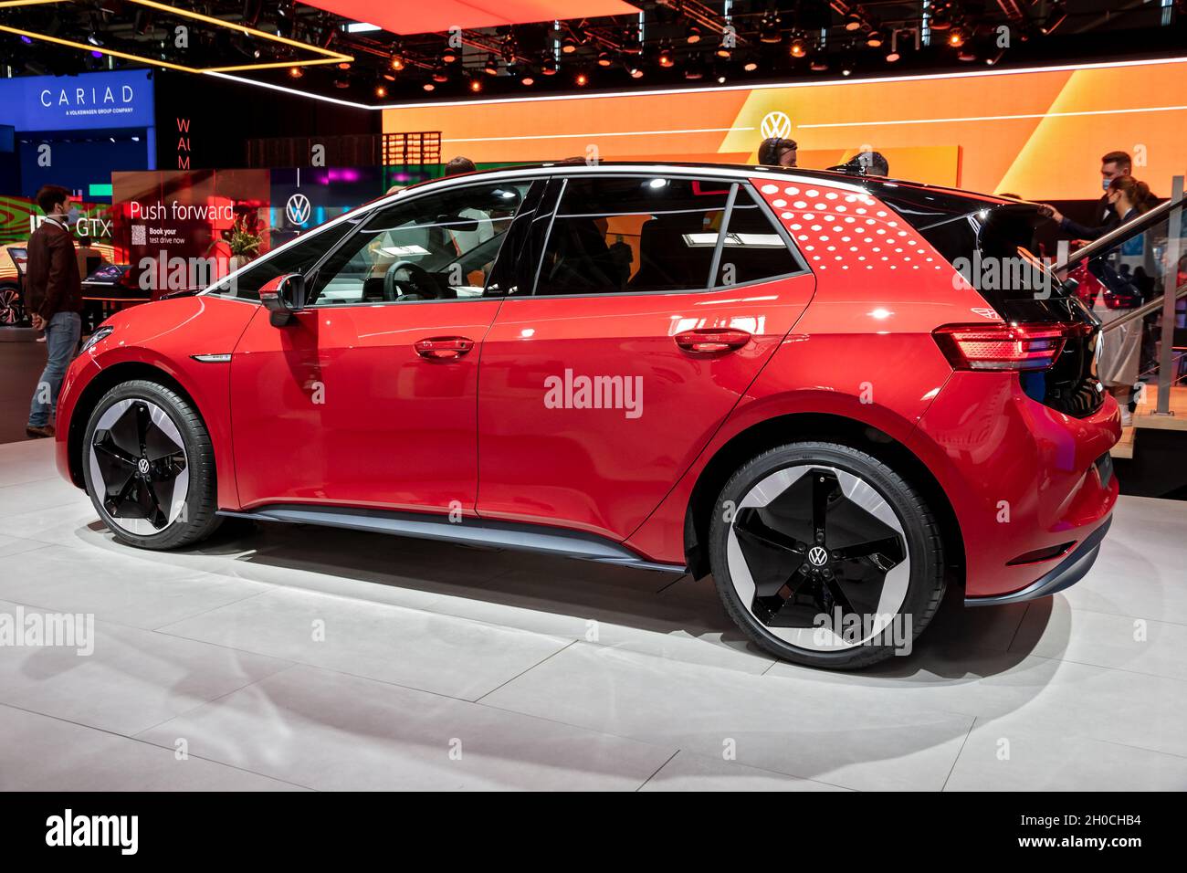 Das vollelektrische SUV-Coupé Volkswagen ID.4 GTX wurde auf der IAA Mobility 2021 in München am 6. September 2021 vorgestellt. Stockfoto