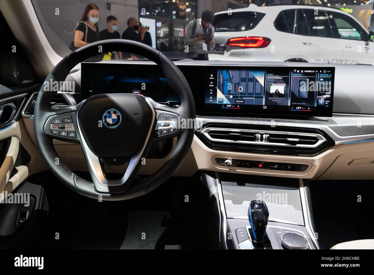 Innenansicht des vollelektrischen Gran Coupés BMW i4 auf der IAA Mobility 2021 in München - 6. September 2021. Stockfoto