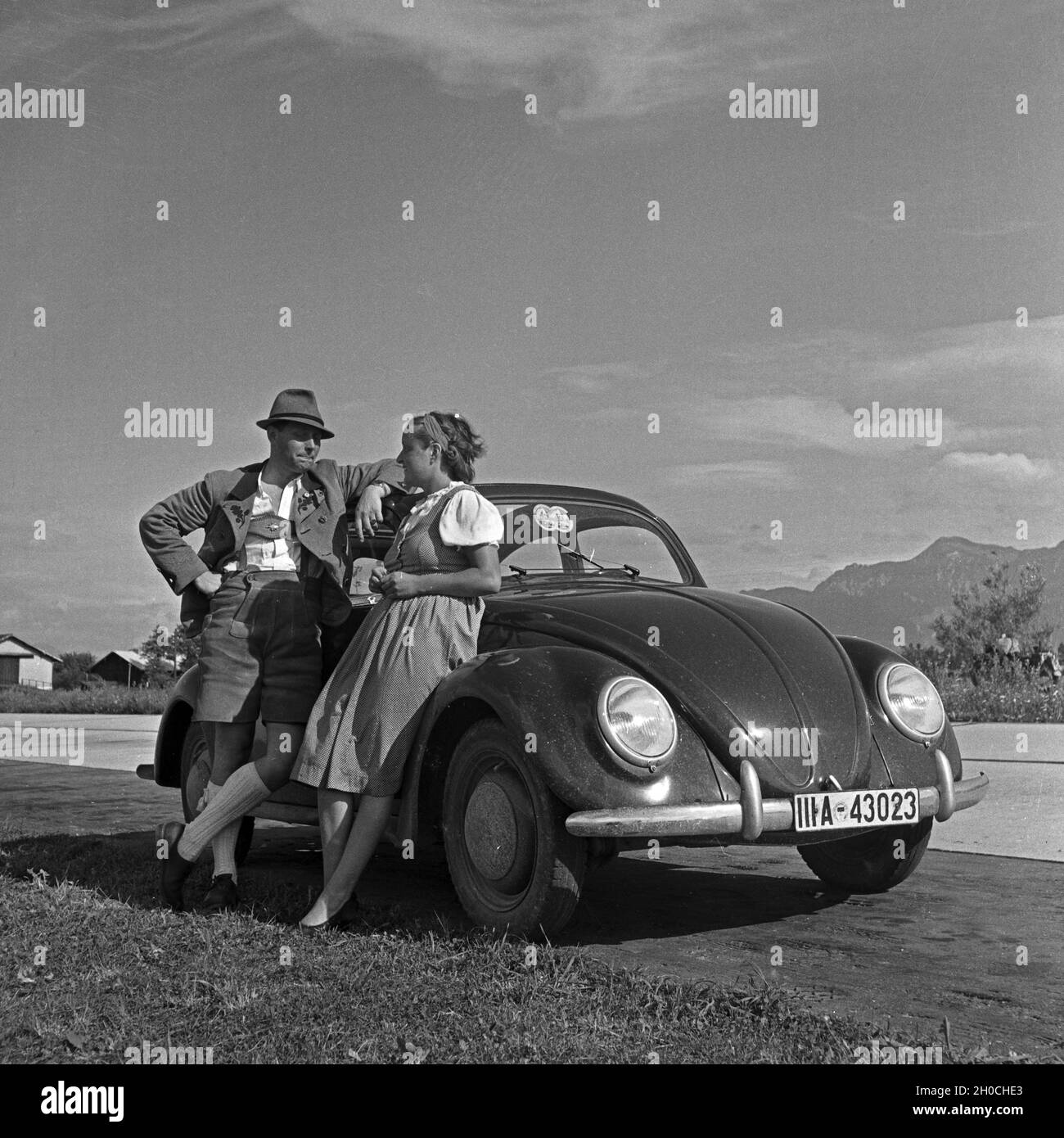 Unterwegs mit dem KdF-Wagen, dem Volkswagen Käfer, Deutschland 1930er Jahre. Reisen mit dem Auto im Volkswagen Käfer, oder "KdF Auto", Deutschland 1930er Jahre. Stockfoto