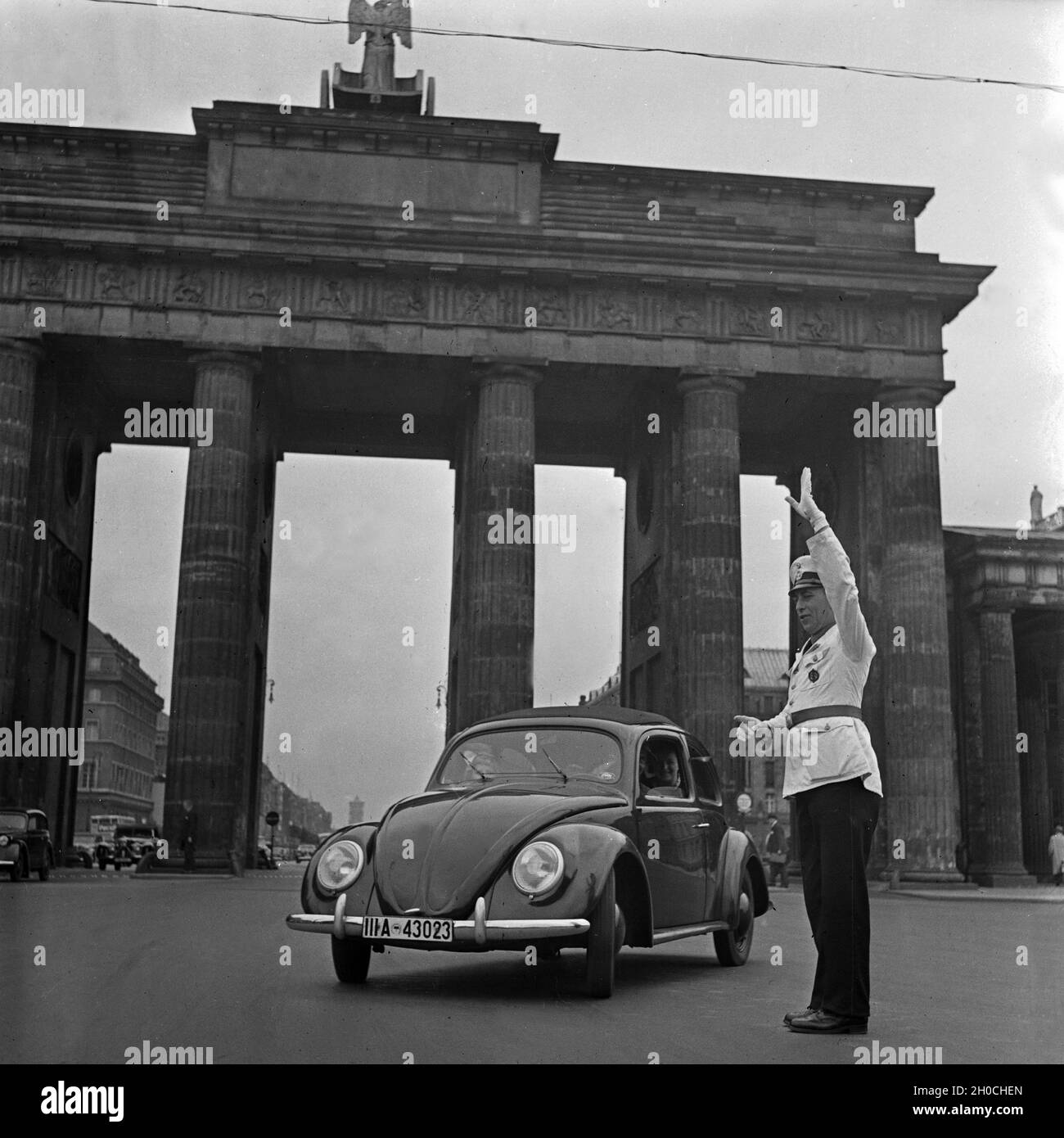 Unterwegs mit dem KdF-Wagen, dem Volkswagen Käfer, in der Reichshauptstadt Berlin, Deutschland 1930er Jahre. Reisen mit dem Auto im Volkswagen Käfer, oder "KdF Auto", durch Berlin, Deutschland 1930er Jahre. Stockfoto