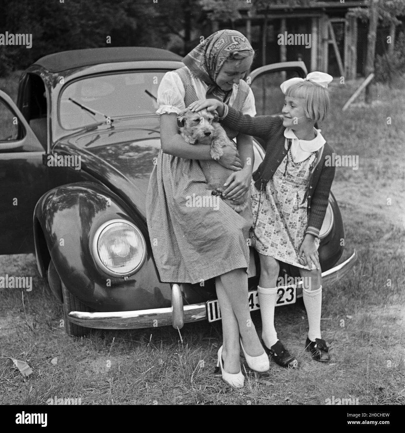 Unterwegs mit dem KdF-Wagen, dem Volkswagen Käfer, Deutschland 1930er Jahre. Reisen mit dem Auto im Volkswagen Käfer, oder "KdF Auto", Deutschland 1930er Jahre. Stockfoto
