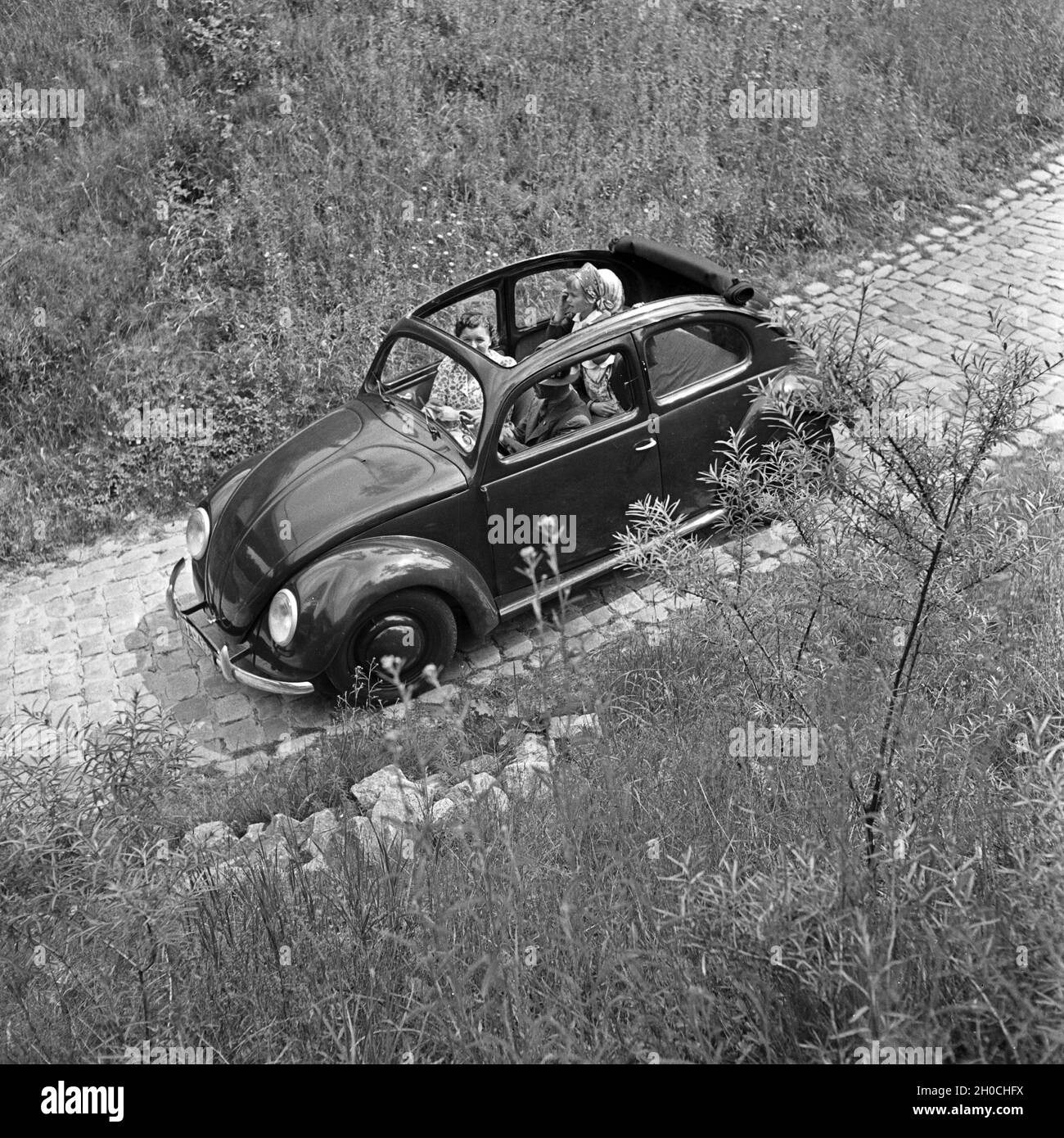 Unterwegs mit dem KdF-Wagen, dem Volkswagen Käfer, Deutschland 1930er Jahre. Reisen mit dem Auto im Volkswagen Käfer, oder "KdF Auto", Deutschland 1930er Jahre. Stockfoto