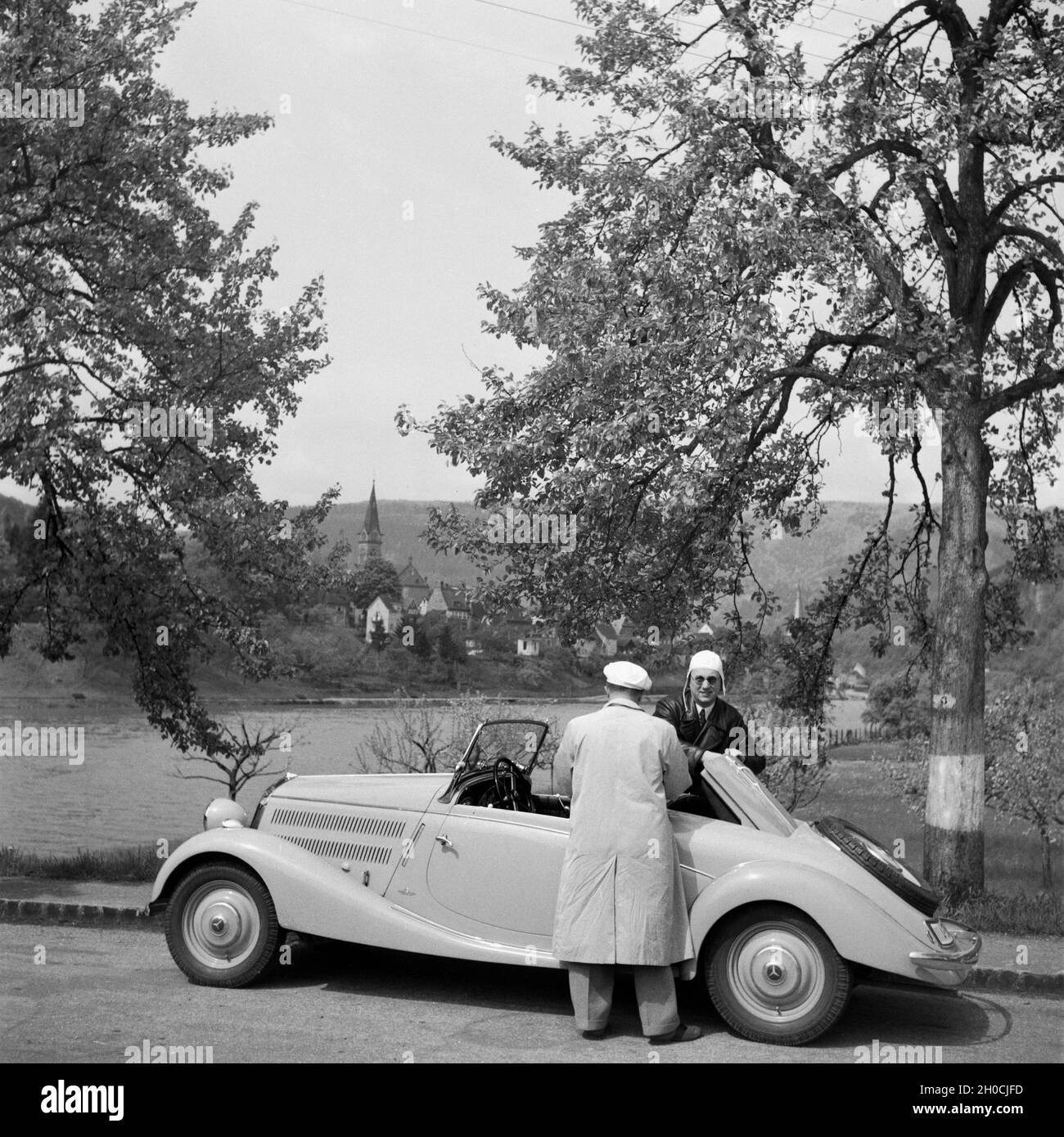 Mit Dem Mercedes Benz Unterwegs Nach Neckargemünd Bei Heidelberg, Deutschland, 1930er Jahre. Gonna Neckargemünd von Mercedes Benz Auto in der Nähe von Heidelberg, Deutschland der 1930er Jahre. Stockfoto