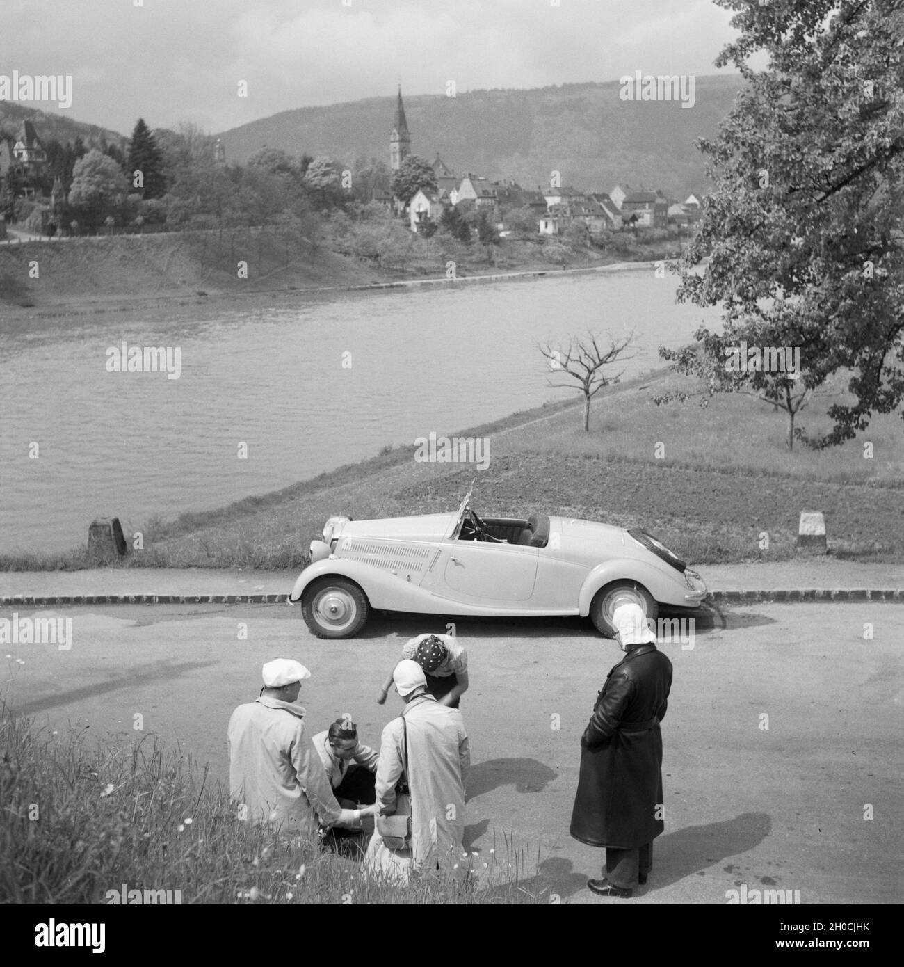 Mit Dem Mercedes Benz Unterwegs Nach Neckargemünd Bei Heidelberg, Deutschland, 1930er Jahre. Gonna Neckargemünd von Mercedes Benz Auto in der Nähe von Heidelberg, Deutschland der 1930er Jahre. Stockfoto