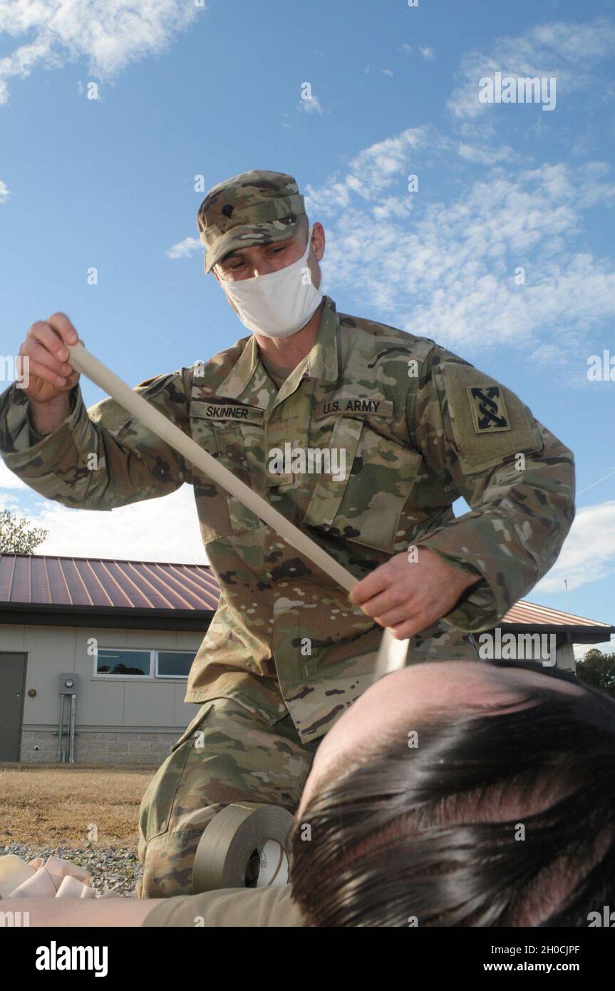 SPC der US-Armee. Omid A. Skinner, ein Kraftfahrzeugbetreiber der 441st Transportation Company mit Sitz in New Orleans, wird während des Best Warrior Competition der 642. Regional Support Group am 22. Januar 2021 in Fort McClellan auf seine erste-Hilfe-Fähigkeiten getestet. Ala. Skinner gewann den besten Soldaten im Wettbewerb und wurde im März zum 143. Sustainment Command (Expeditionary) Best Warrior Event zugelassen. Stockfoto