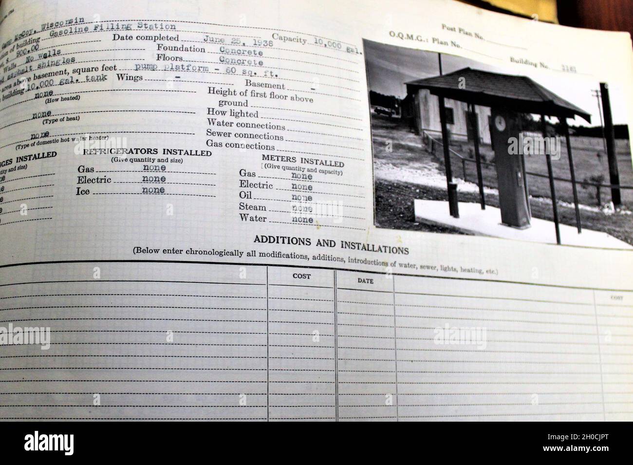 Dies ist ein Foto vom 22. Januar 2021 von einer Buchseite eines Immobilienbuchs einer Gaspumpstation, die am 15. März 1943 in Fort McCoy, Wisgezeigt wurde. Das Foto stammt aus einem Immobilienbuch, das 2020 von einem Archäologen von Fort McCoy gefunden wurde. Die Installation hieß damals Camp McCoy. Stockfoto