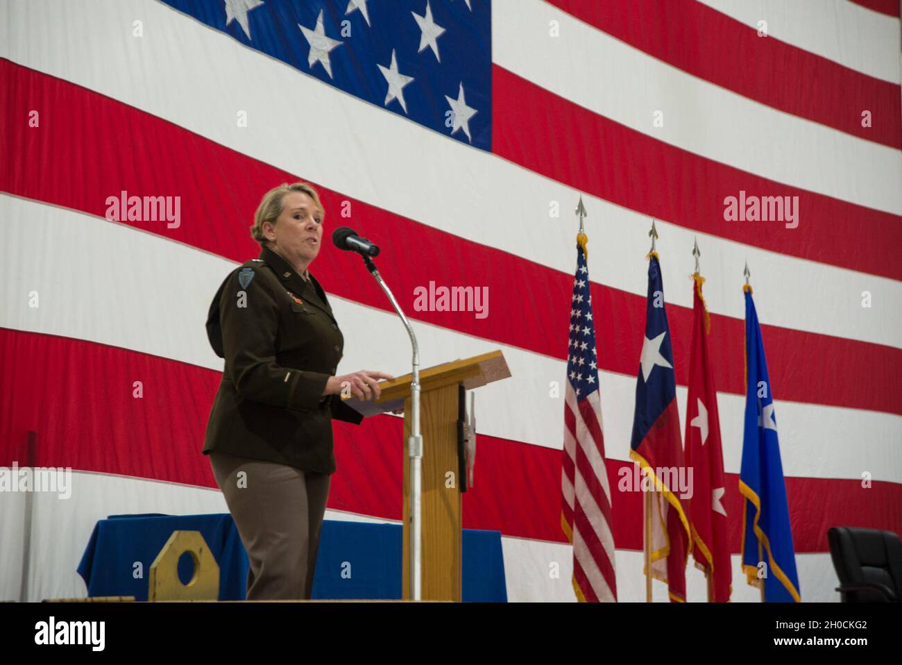 Maj. General Tracy Norris, der Adjutant General von Texas, spricht bei der Ruhestandszeremonie von Maj. General Dawn M. Ferrell am 23. Januar 2021 auf der Naval Air Station Joint Reserve Base Fort Worth, Texas. Während ihres Dienstes als stellvertretende Adjutantengeneralin - Air für das Texas Military Department, diente Ferrell als Hauptberaterin des Adjutantengenerals von Texas für alle Fragen der Air National Guard. (Luft Stockfoto