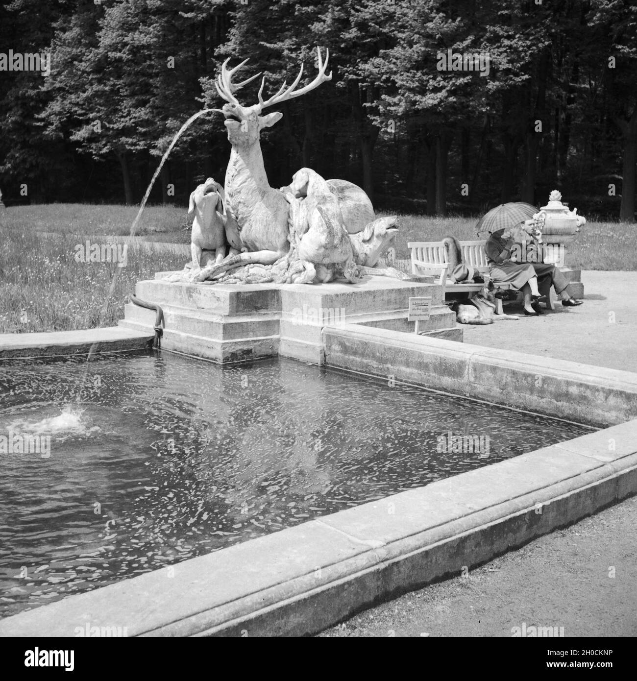 Brunnen mit Hirschskulptur im Park vom Schloss Schwetzingen, Deutschland 1930er Jahre. Brunnen mit Rotwild Skulptur in den Gärten von Schloss Schwetzingen, Deutschland 1930. Stockfoto