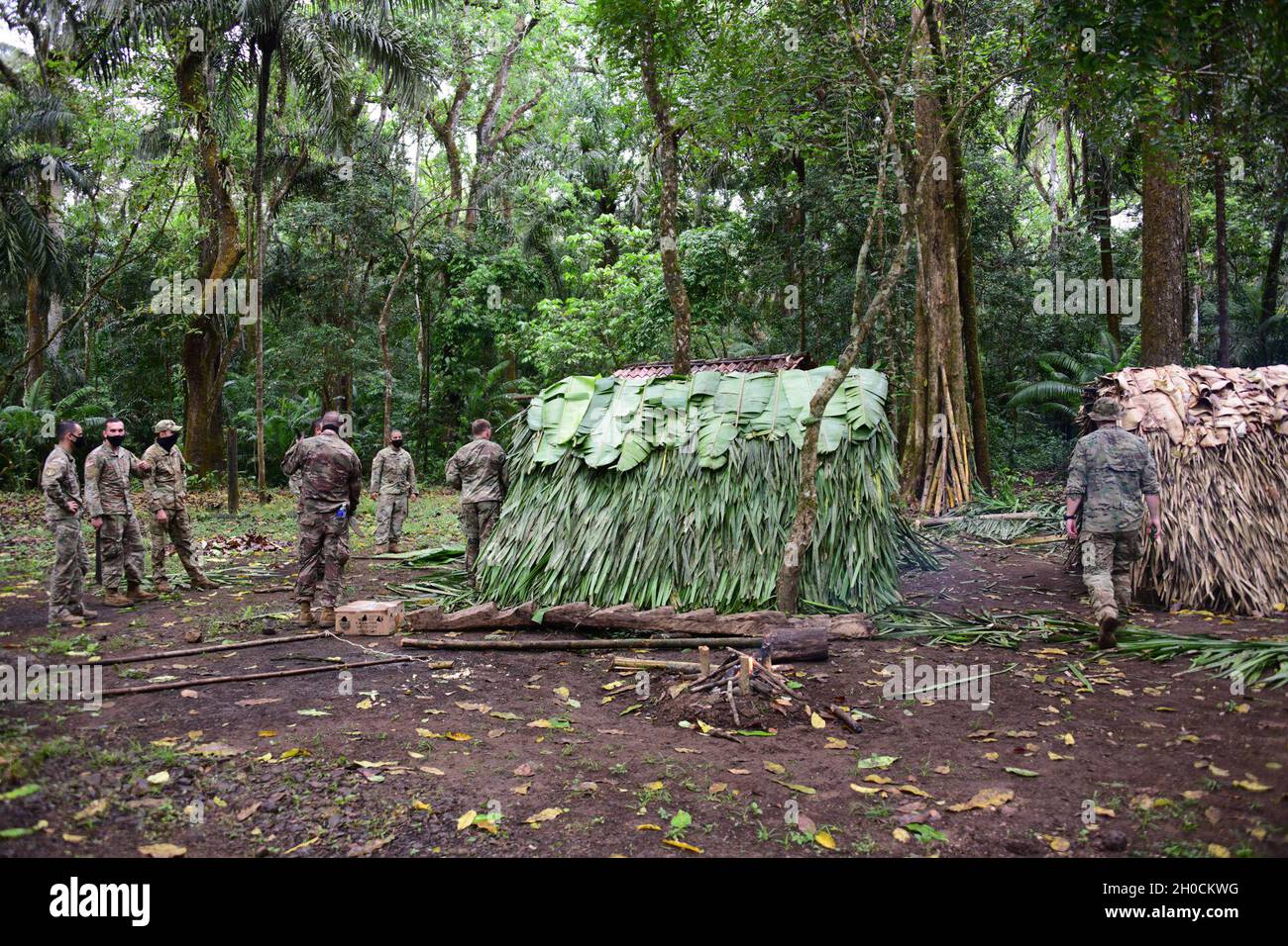 Mitglieder des Joint Task Force-Bravo-Dienstes sehen während der Übung Mercury in Panama, 23. Januar 2021, einen neu errichteten Unterstand neben einem zweimonatigen Unterschlupf beim Überlebenstraining. JTF-Bravo setzt sich dafür ein, sichere und effektive Schulungen zu gewährleisten, die unsere Fähigkeit bestätigen, mit unseren panamaischen Partnern zusammenzuarbeiten, um auf Notfallsituationen zu reagieren. Stockfoto