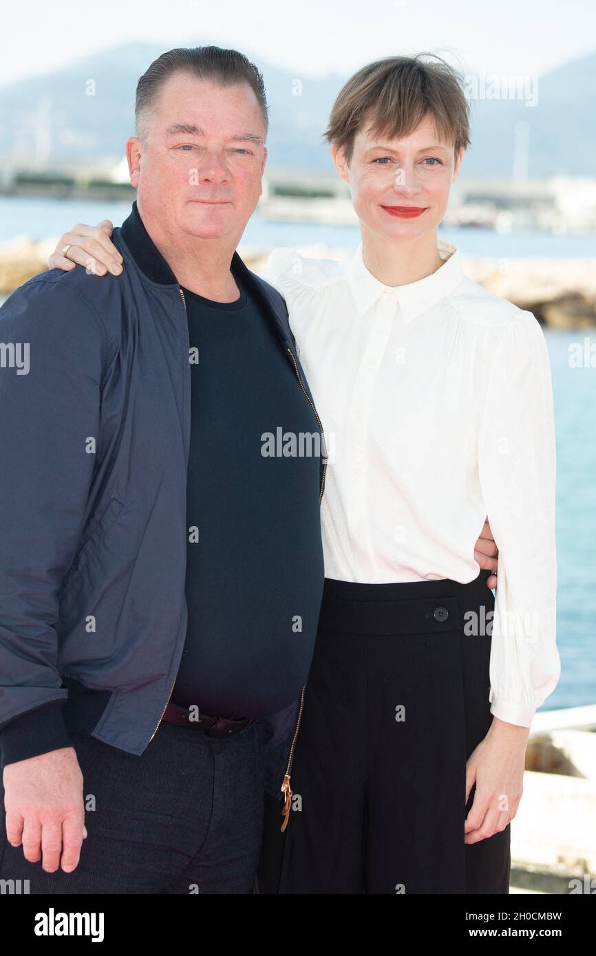 Peter Kurth und Katharina Marie Schubert nehmen an der Anschuldigungen-Fotoserie während der 4. Ausgabe des Cannes International Series Festival (Canneseries) in Cannes, am 12. Oktober 2021, Frankreich, Teil. Foto von David Niviere/ABACAPRESS.COM Stockfoto
