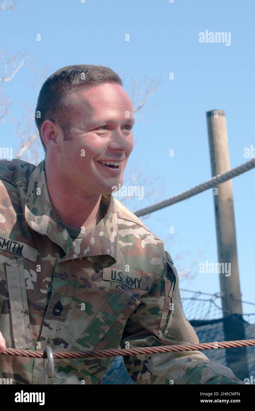 US Army Sgt. 1. Klasse Adam Smith, ein Operationsfeldwebel des 145. Theatre Movement Control Elements mit Sitz in Anniston, Alabama, schließt am 23. Januar 2021 im Rahmen des 642. Regional Support Group Best Warrior Competition in Fort McClellan ein Hindernis ab. Ala. Smith erhielt den besten NCO-Platz im Wettbewerb und war im März für das 143. Sustainment Command (Expeditionary) Best Warrior Event qualifiziert. Stockfoto