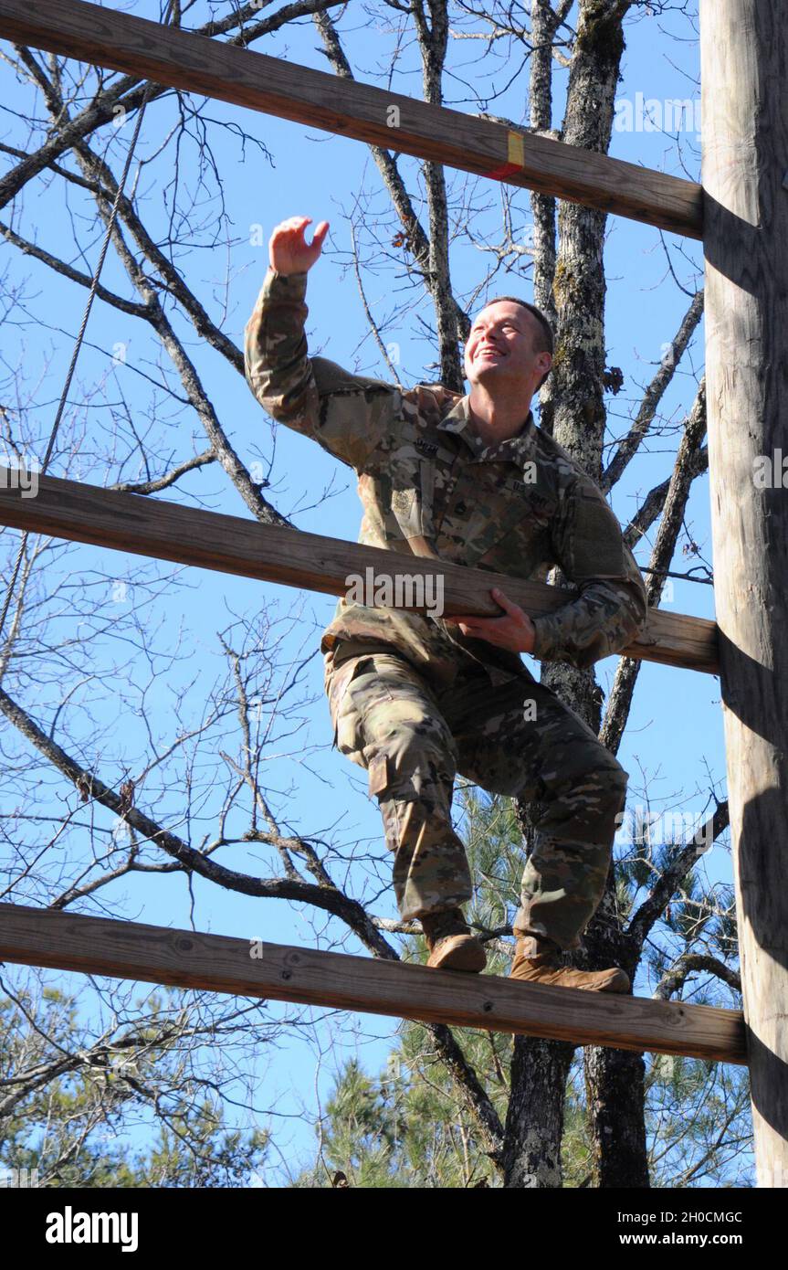 US Army Sgt. 1. Klasse Adam Smith, ein Operationsfeldwebel des 145. Theatre Movement Control Elements mit Sitz in Anniston, Alabama, klettert am 23. Januar 2021 im Rahmen des 642. Regional Support Group Best Warrior Competition in Fort McClellan ein Hindernis. Ala. Smith erhielt den besten NCO-Platz im Wettbewerb und war im März für das 143. Sustainment Command (Expeditionary) Best Warrior Event qualifiziert. Stockfoto