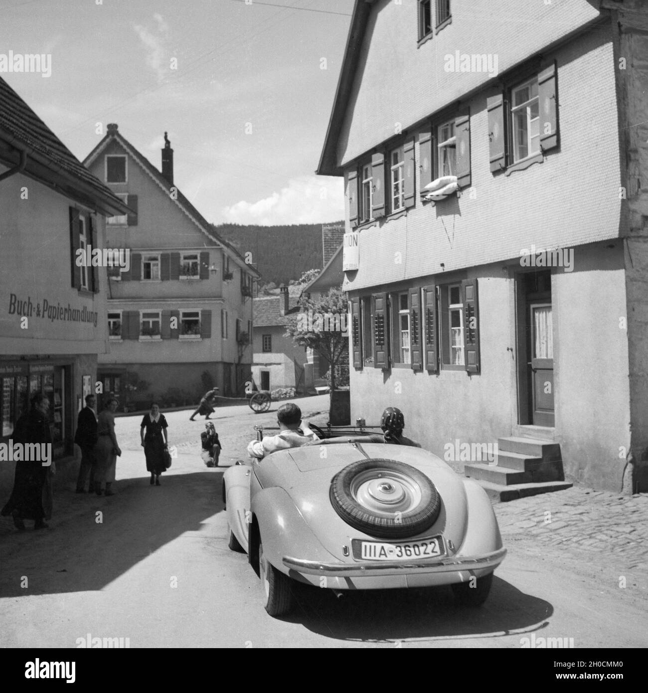 Mit dem Mercedes Benz Cabrio unterwegs in Deutschland, 1930er Jahre. Auf der Straße in ein Mercedes Benz Cabrio, Deutschland 1930. Stockfoto