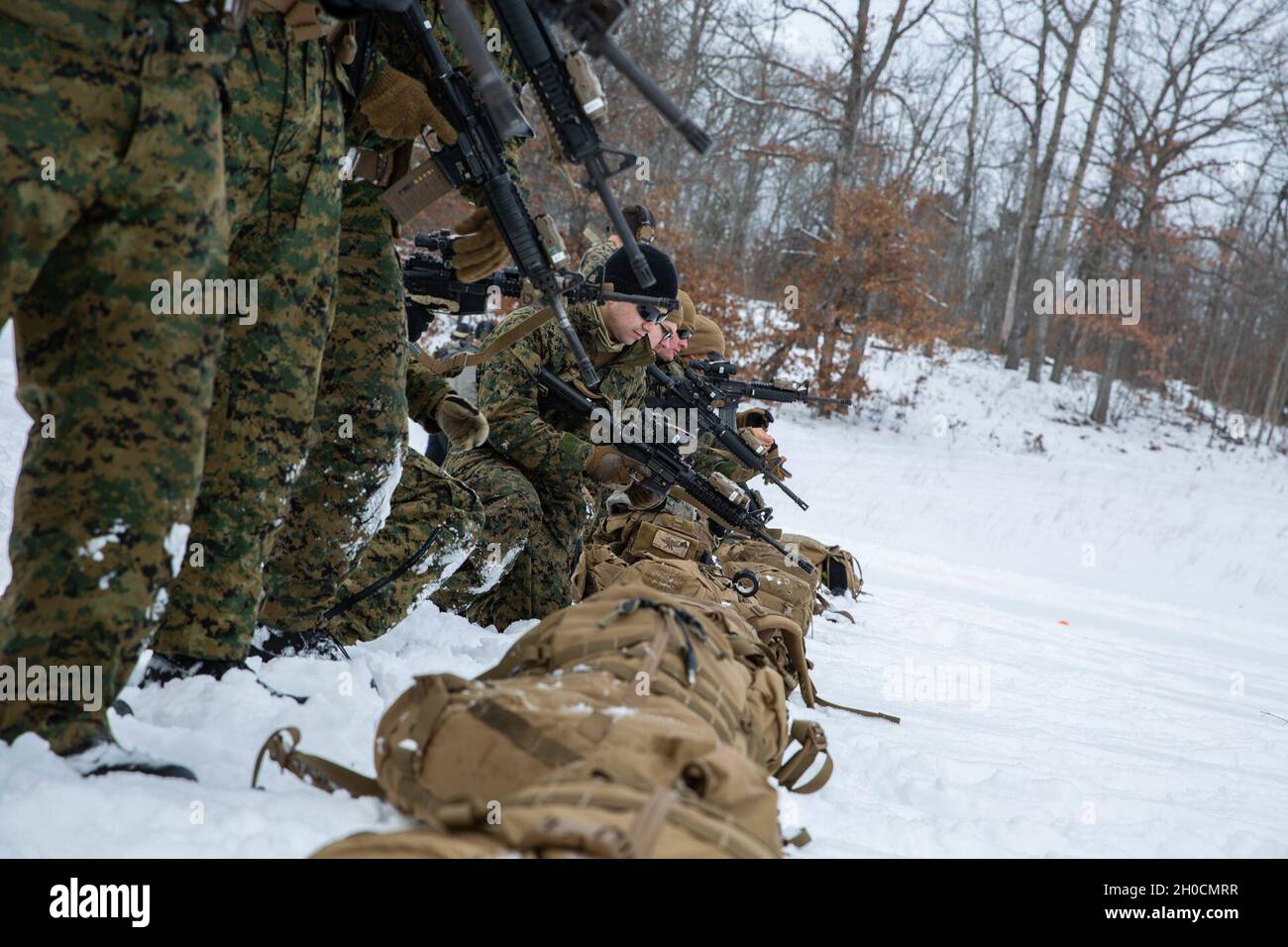 US-Marineinfanteristen und die 2nd Air Naval Gunfire Liaison Company (ANGLICO), II Marine Expeditionary Force Information Group, stellen sich während des Nahkampfbereichs-Trainings zur Vorbereitung auf die Northern Strike-Übung in Camp Grayling, Grayling, Michigan, am 24. Januar 2021 an, um zu schießen. Die Fähigkeit von ANGLICO, sich mit gemeinsamen, alliierten und Koalitionskräften in den Kampf um die Informationsumgebung zu integrieren, verbessert die Fähigkeit des Kommandanten, in einem komplexen und stark umkämpften Umfeld zu manövrieren. Stockfoto