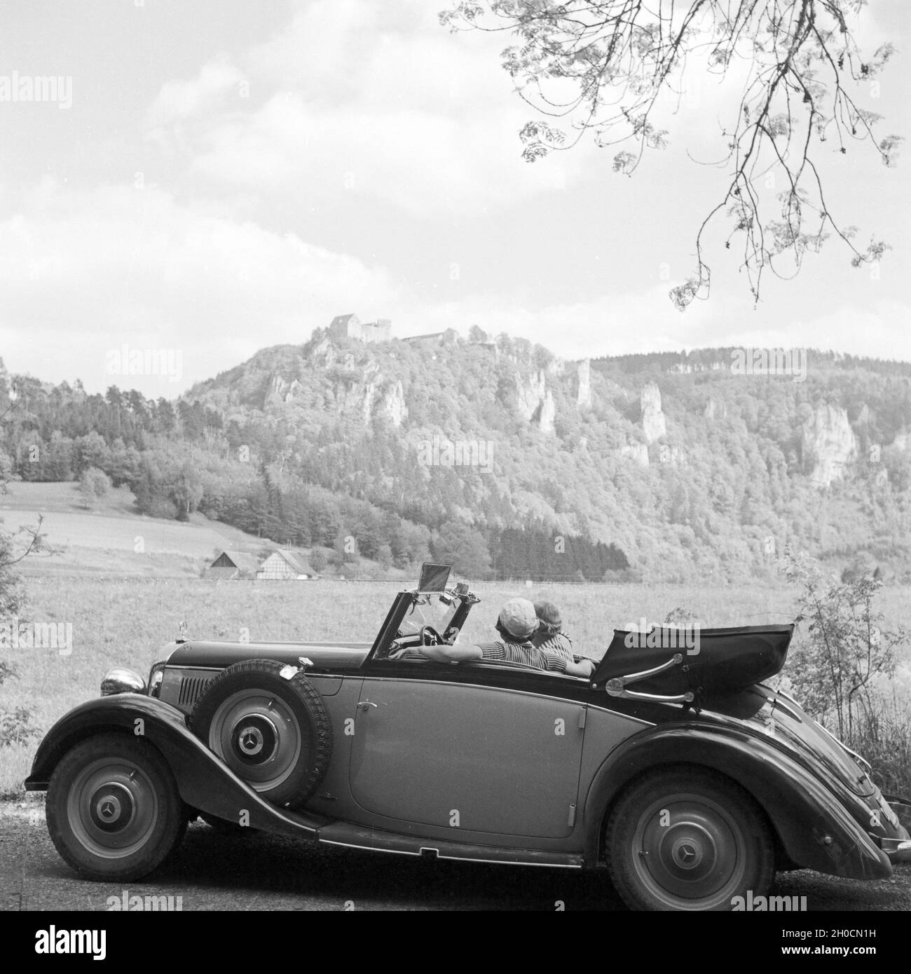 Unterwegs mit dem Mercedes Benz, Deutschland 1930er Jahre. Auf der Straße mit Mercedes Benz, Deutschland 1930. Stockfoto