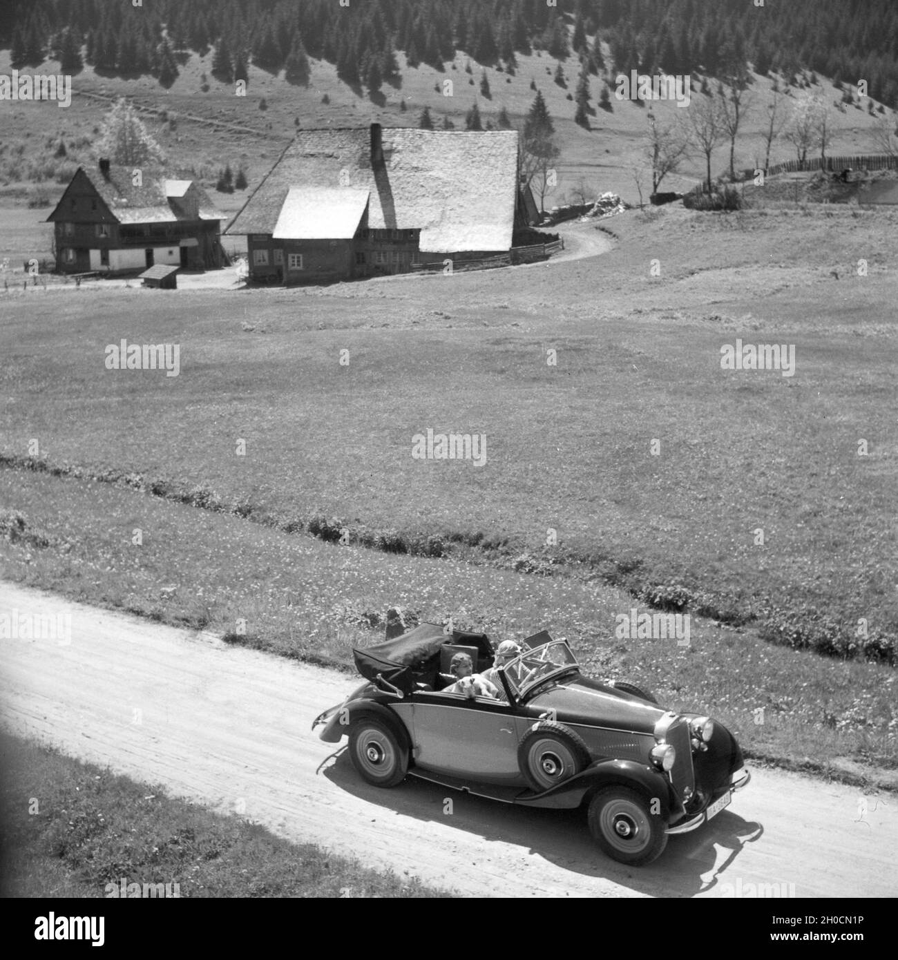 Mit dem Mercedes Benz unterwegs im Schwarzwald, Deutschland 1930er Jahre. Auf der Straße in einem Mercedes Benz in Schwarzwald, Deutschland 1930. Stockfoto