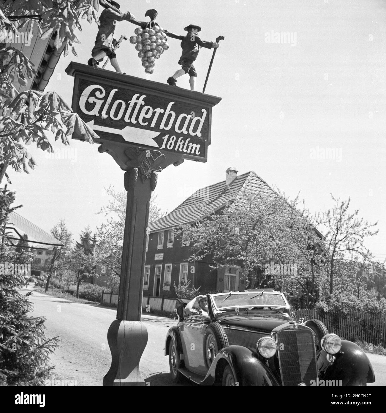 Mit dem Mercedes Benz unterwegs im Schwarzwald, Deutschland 1930er Jahre. Auf der Straße in einem Mercedes Benz in Schwarzwald, Deutschland 1930. Stockfoto