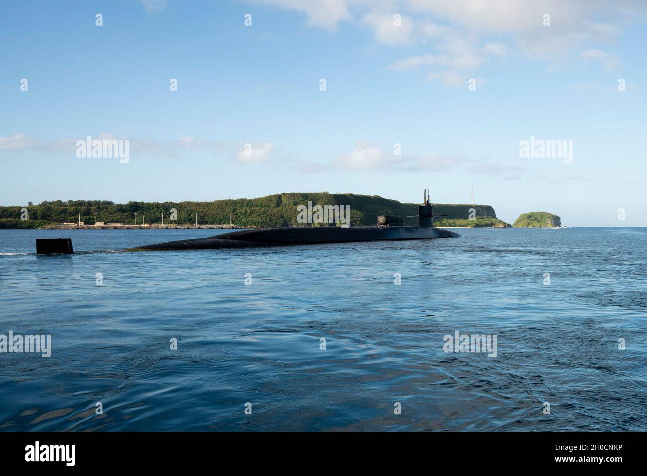 APRA HARBOUR, Guam (Jan 24, 2021) das U-Boot USS Ohio (SSGN 726) der Ohio-Klasse verlässt Apra Harbor, nachdem es eine geplante Evolution in Guam abgeschlossen hat. Ohio führt Überwachungs-, Trainings- und andere kritische Missionen im Einsatzgebiet der 7. US-Flotte durch. Stockfoto